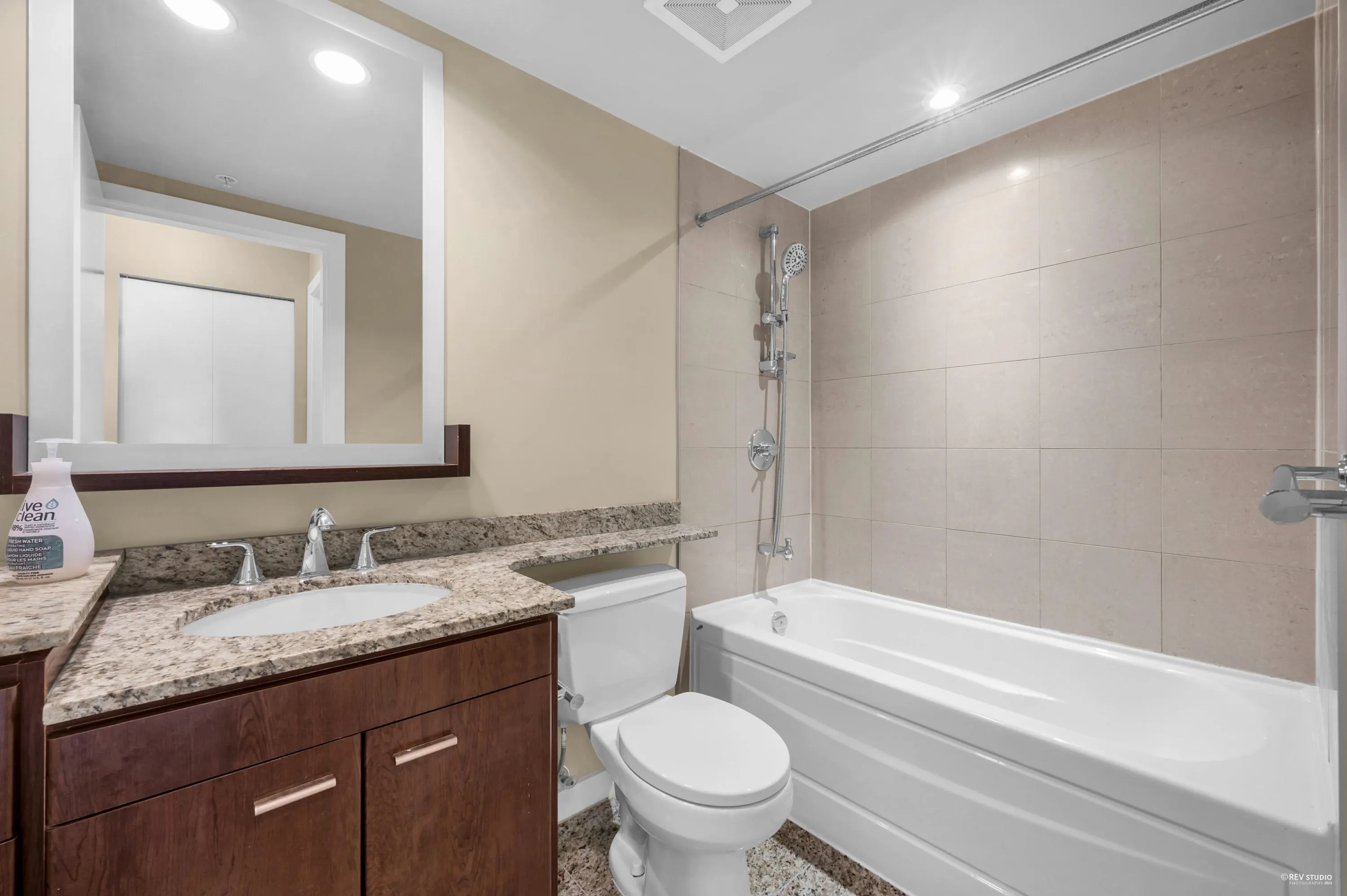 607 583 Beach Crescent