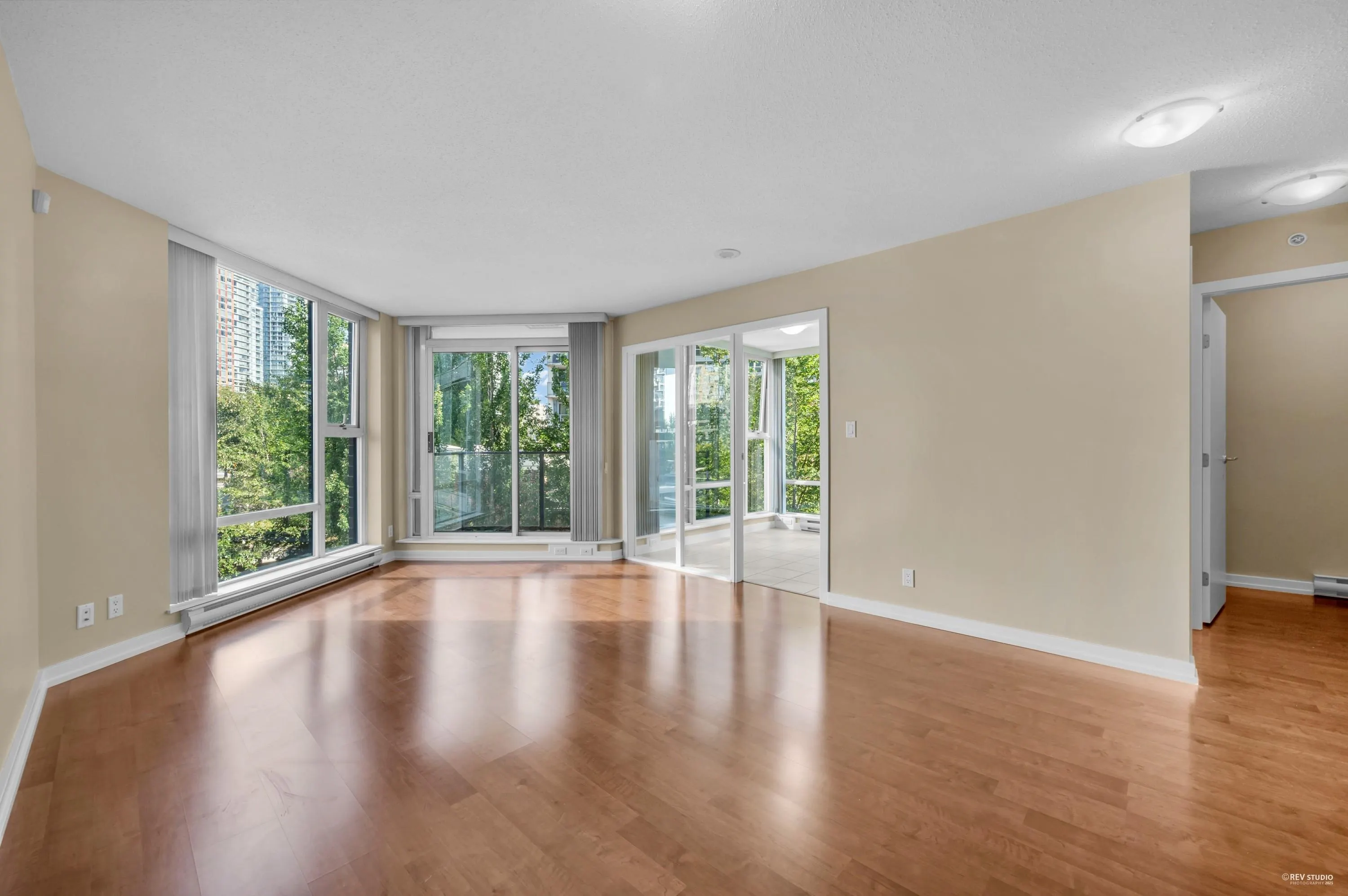 607 583 Beach Crescent