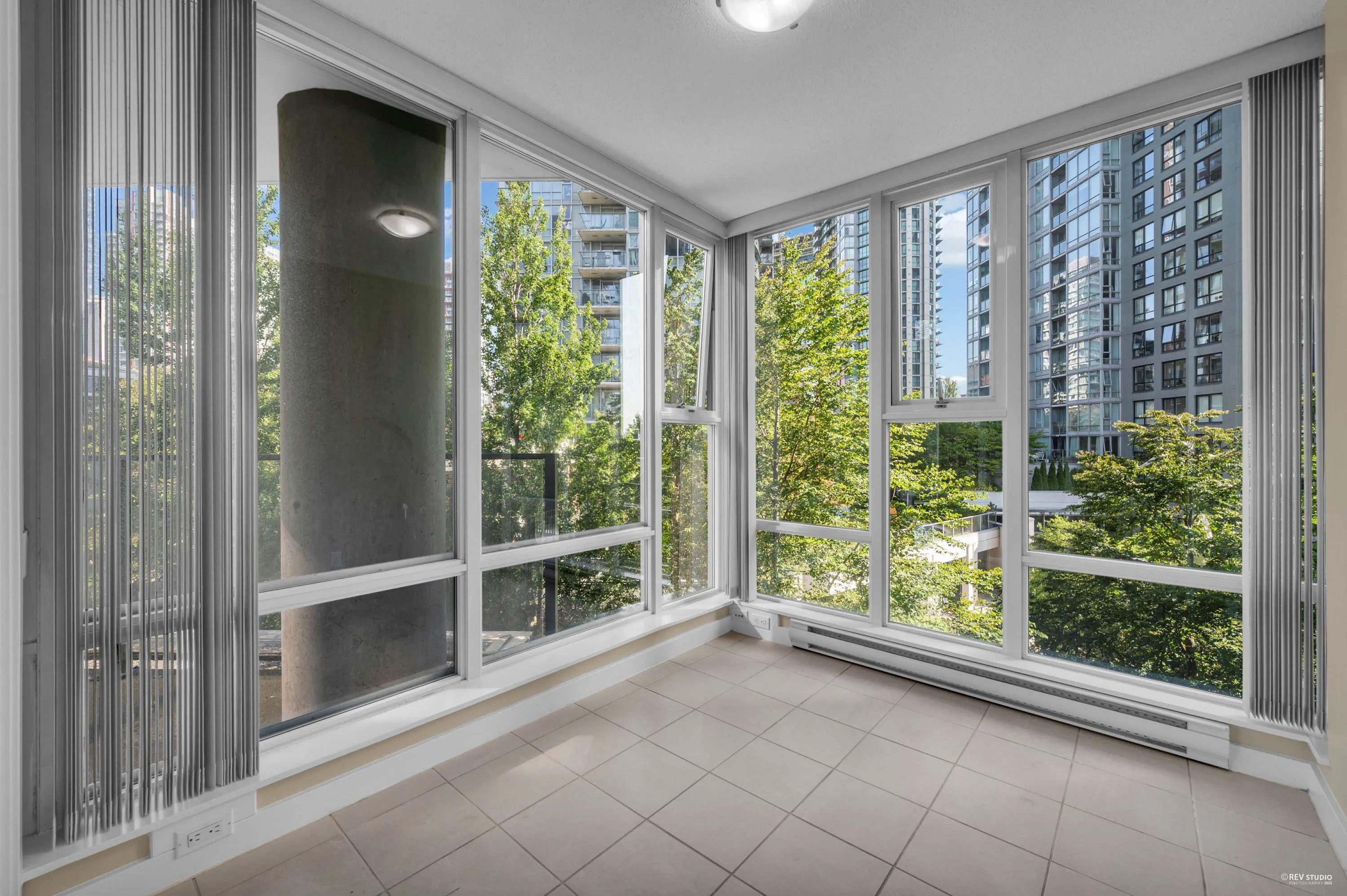 607 583 Beach Crescent