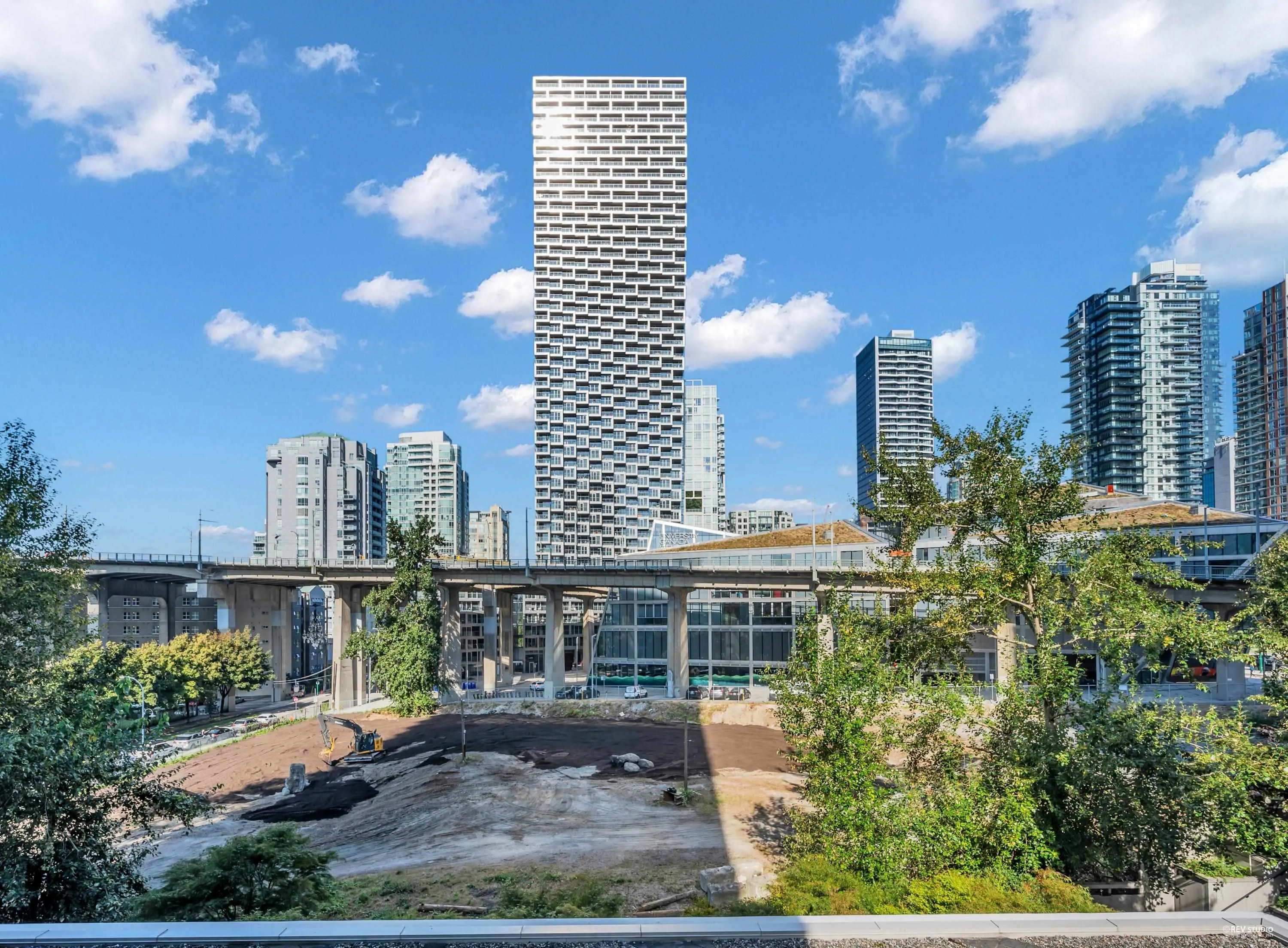 607 583 Beach Crescent