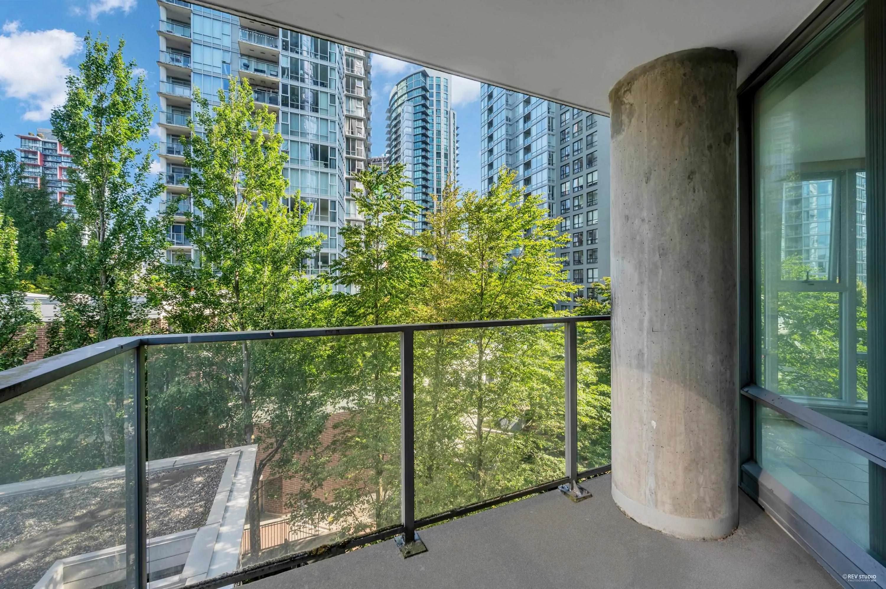 607 583 Beach Crescent