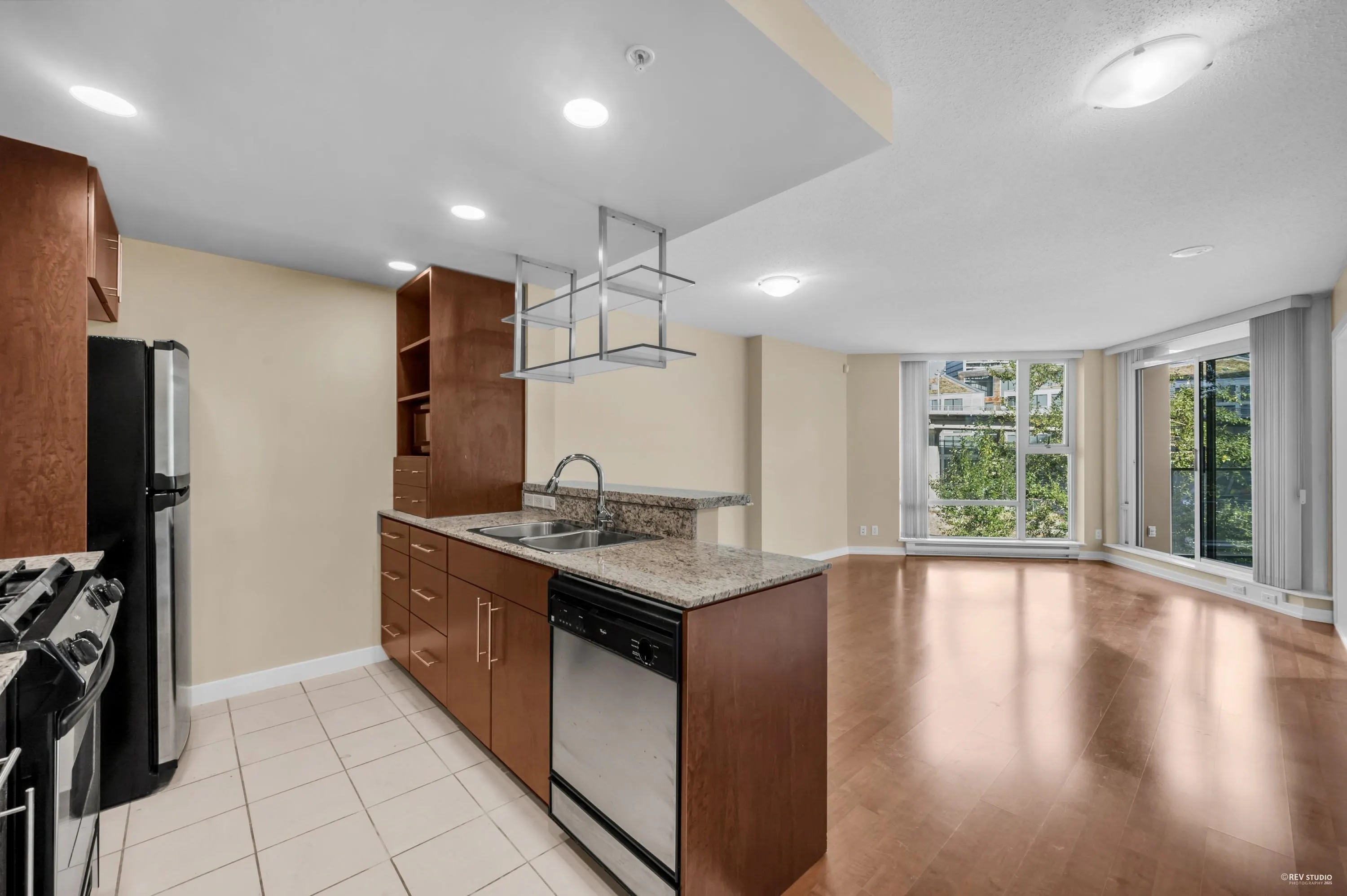 607 583 Beach Crescent