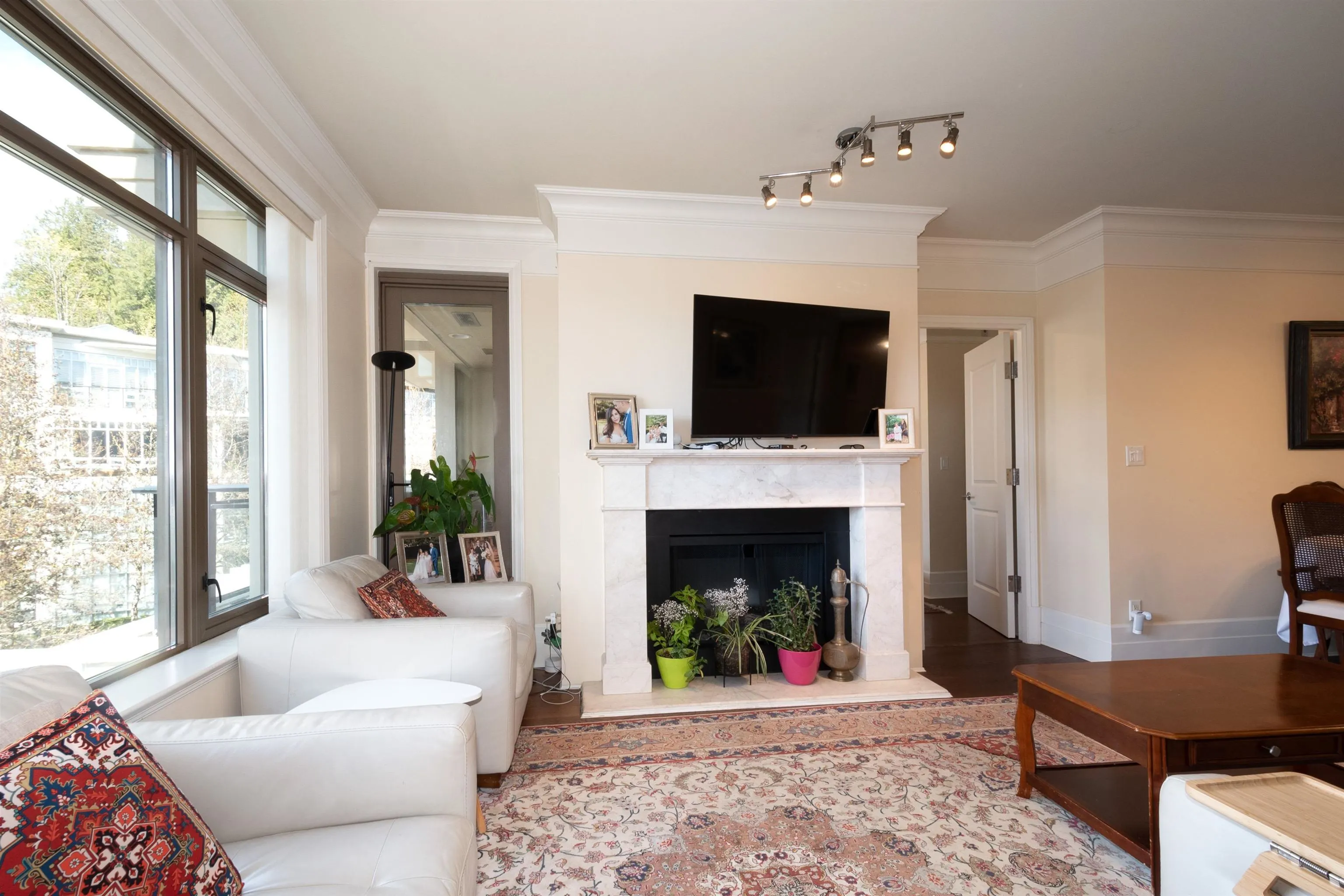 300 533 Waters Edge Crescent