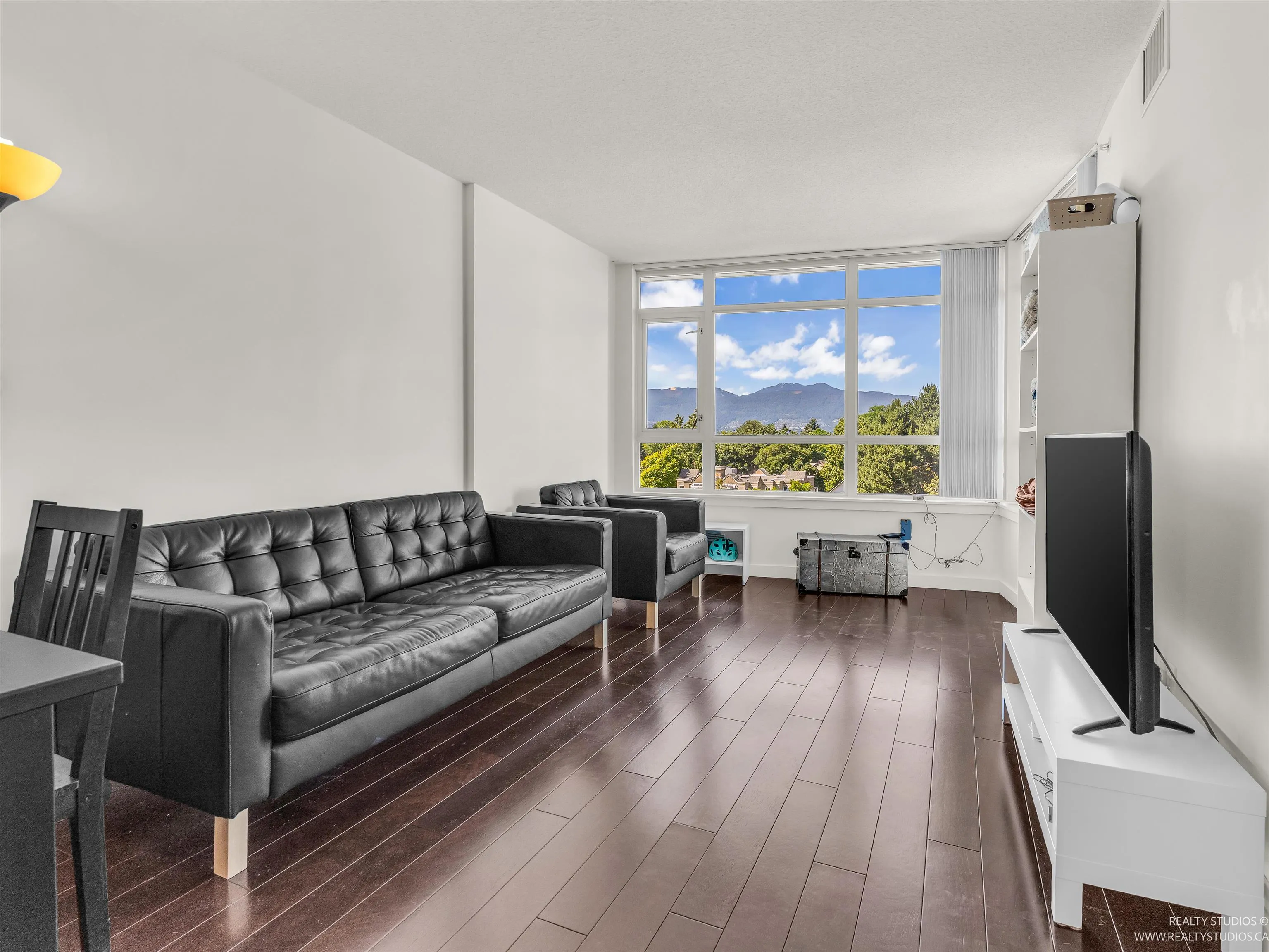 768 2080 W Broadway