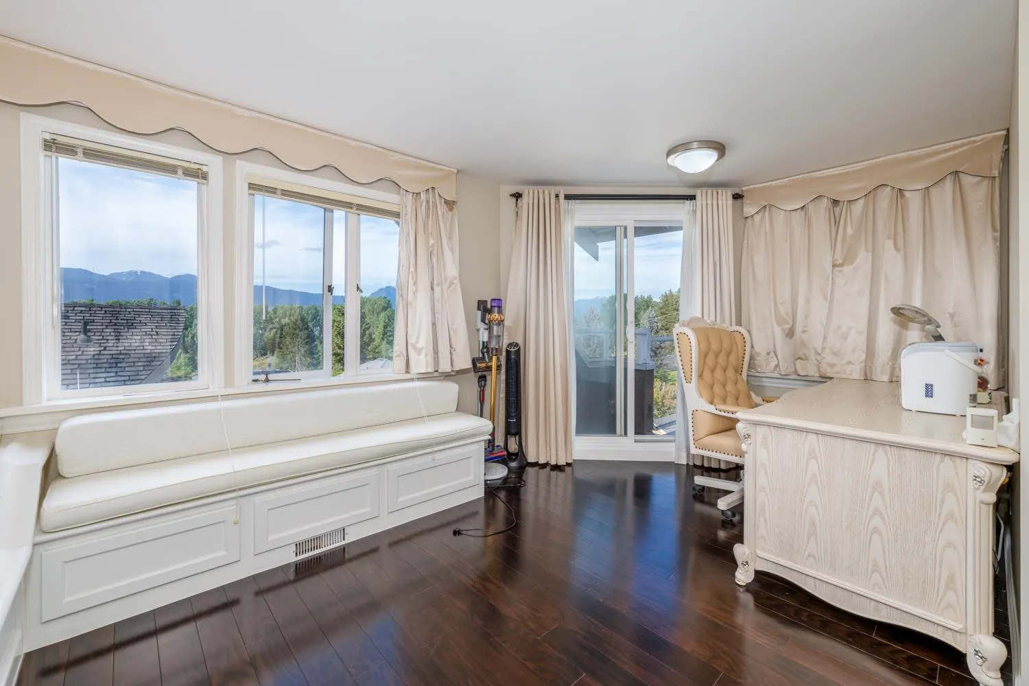 4389 Locarno Crescent
