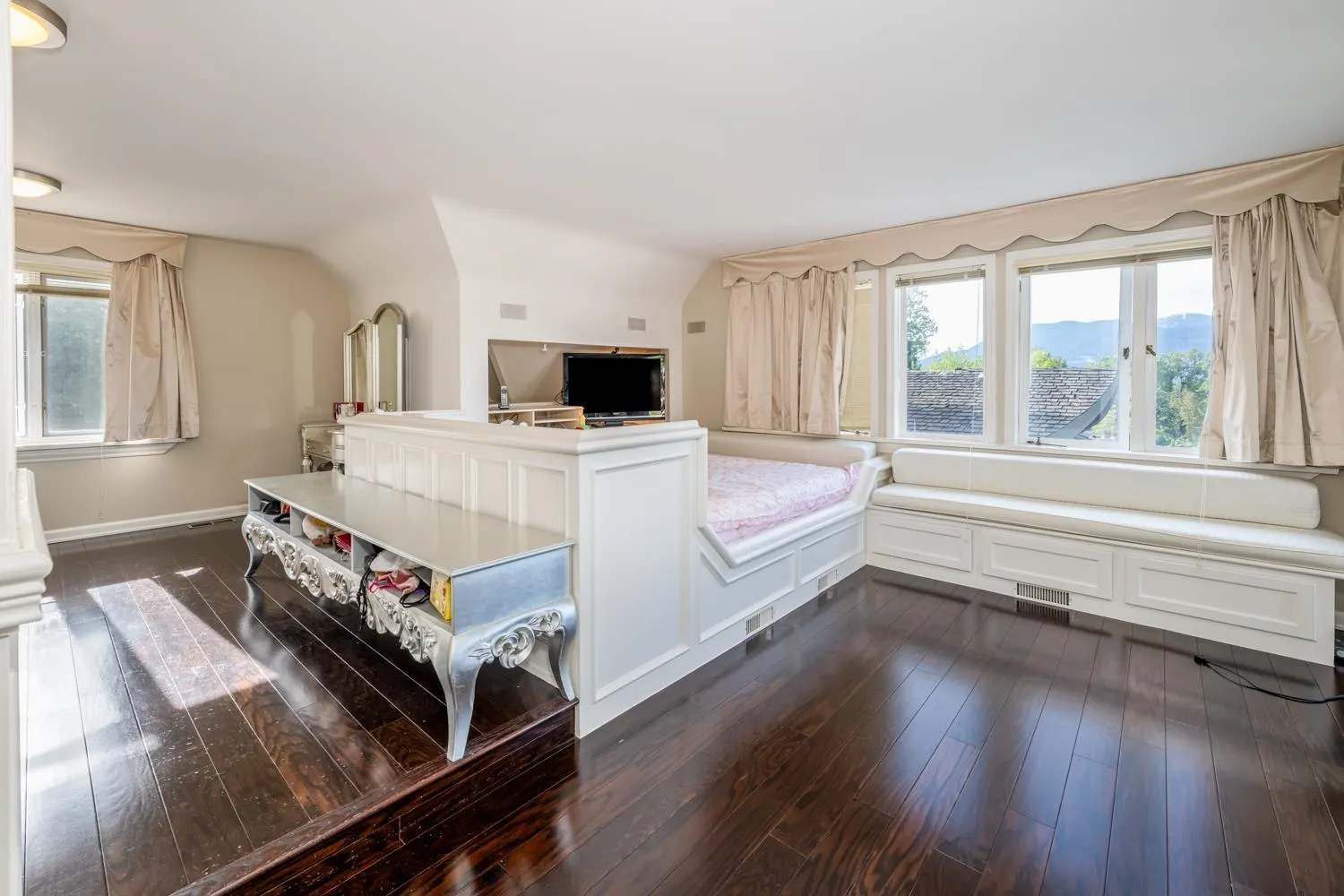 4389 Locarno Crescent