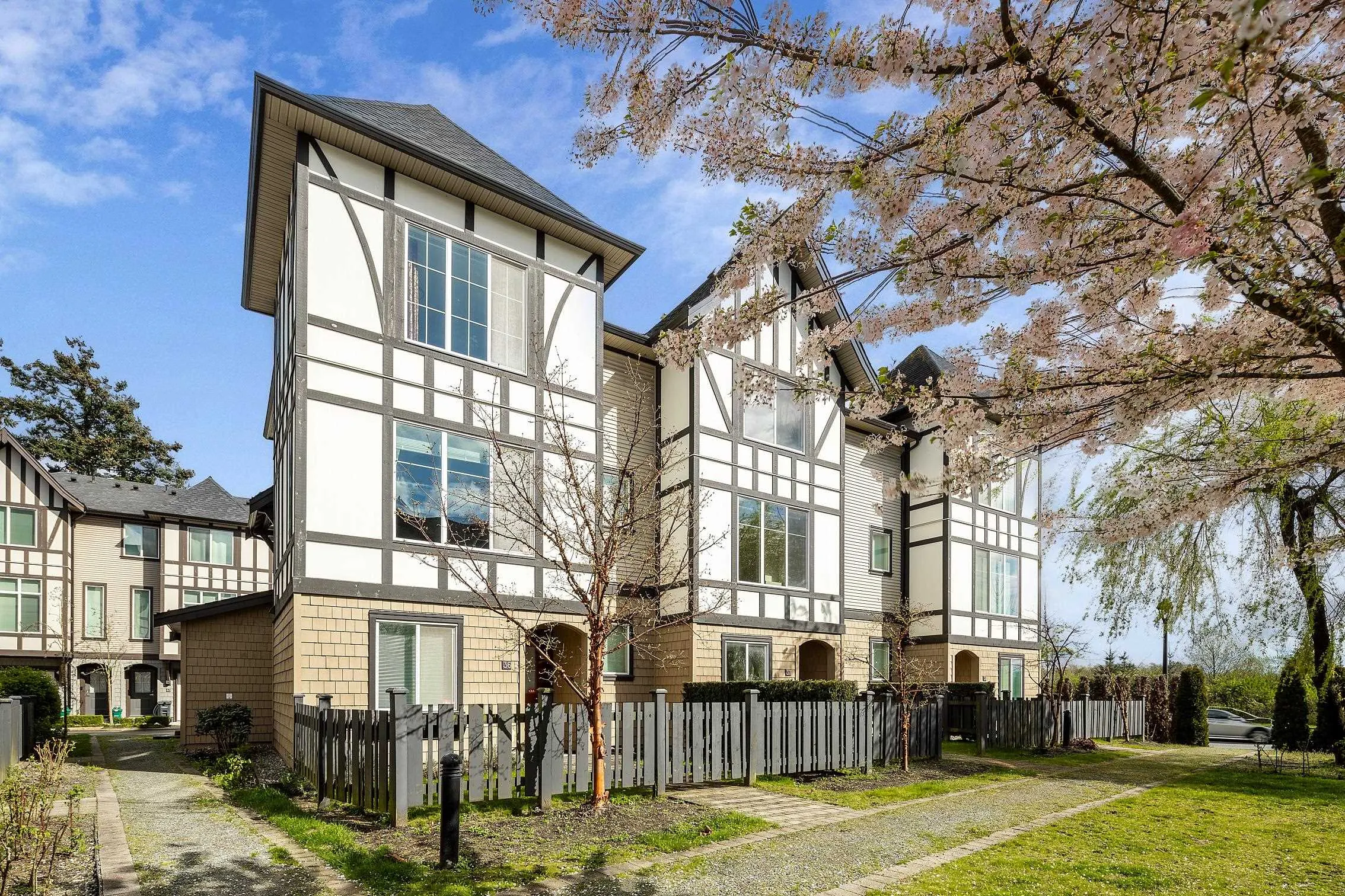 37 9728 Alexandra Road