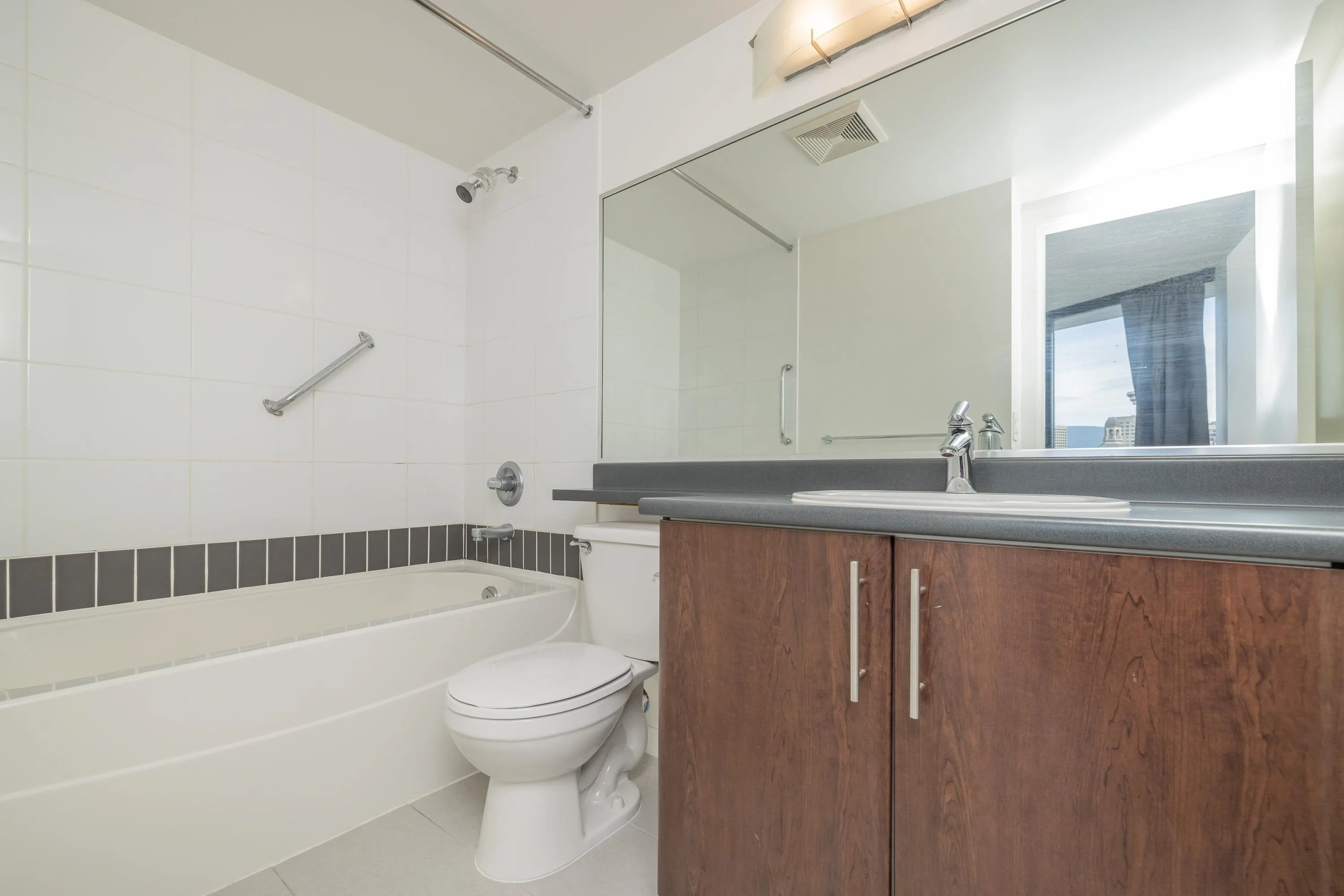 2703 58 Keefer Place