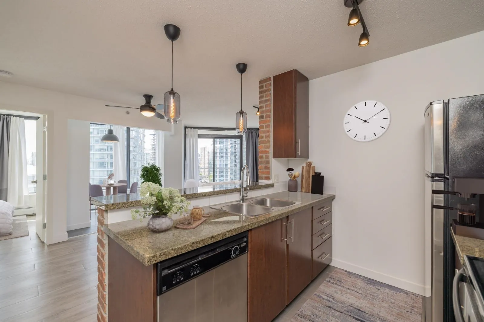 2703 58 Keefer Place