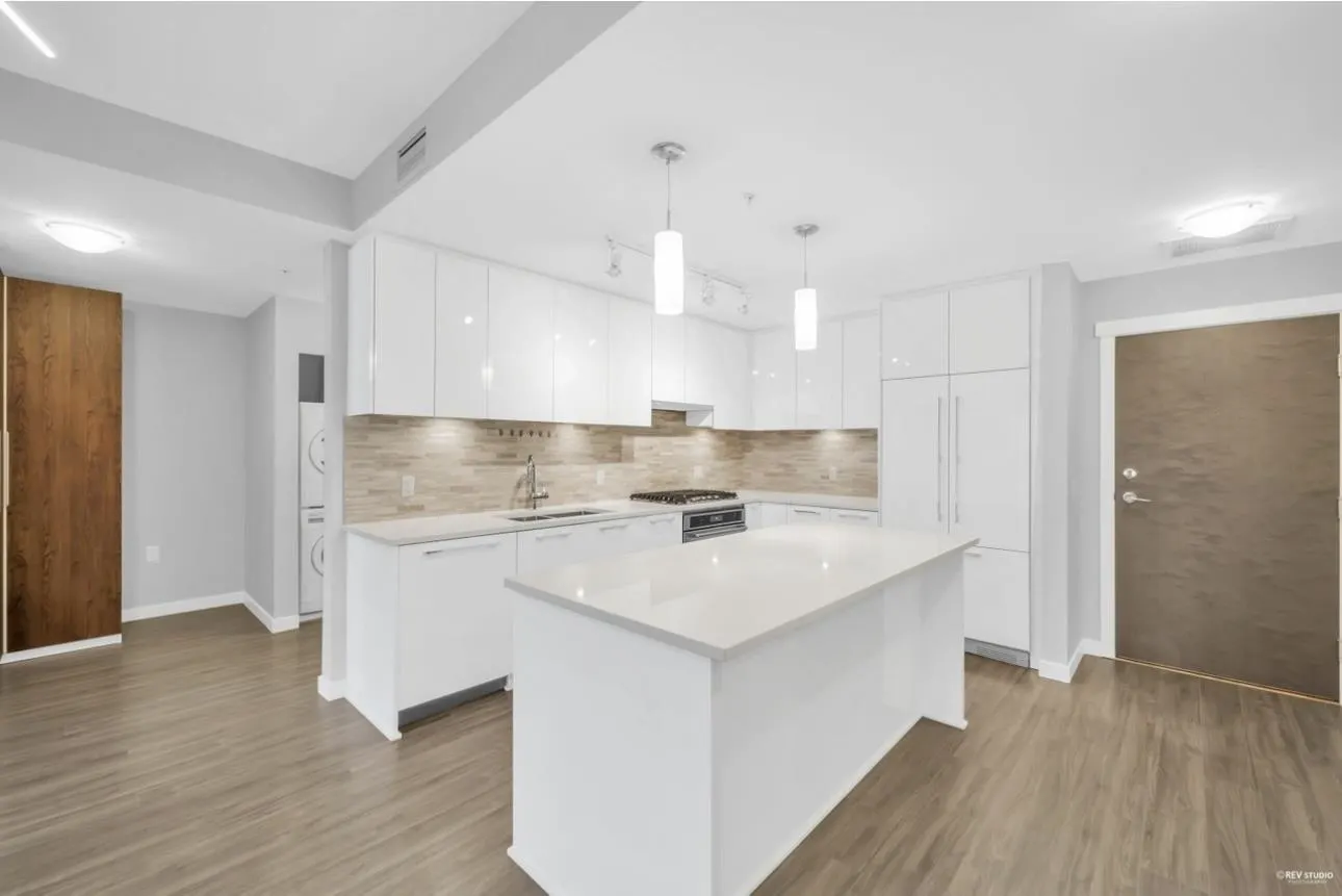 225 9551 Alexandra Road