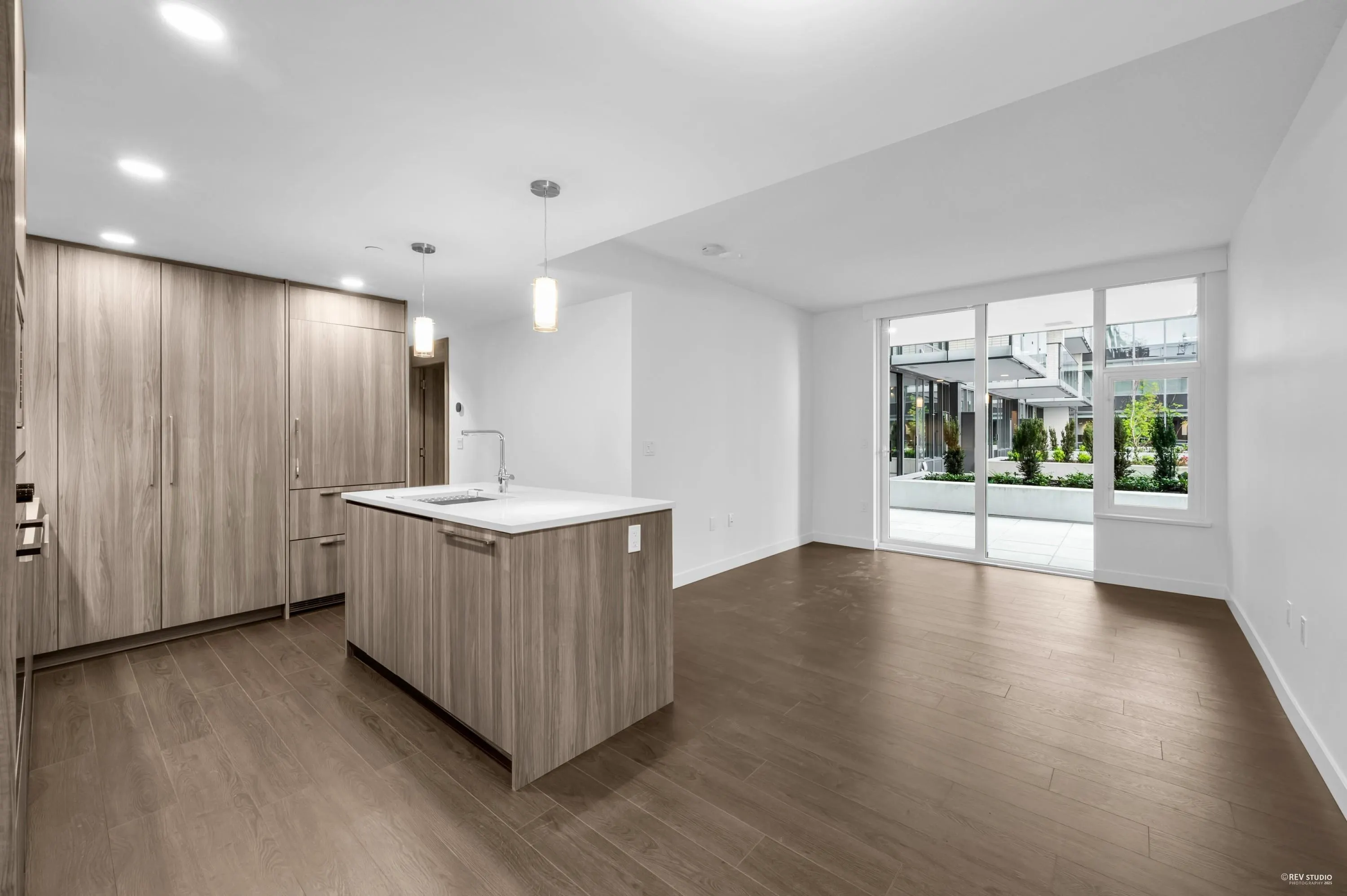 416 8611 Hazelbridge Way