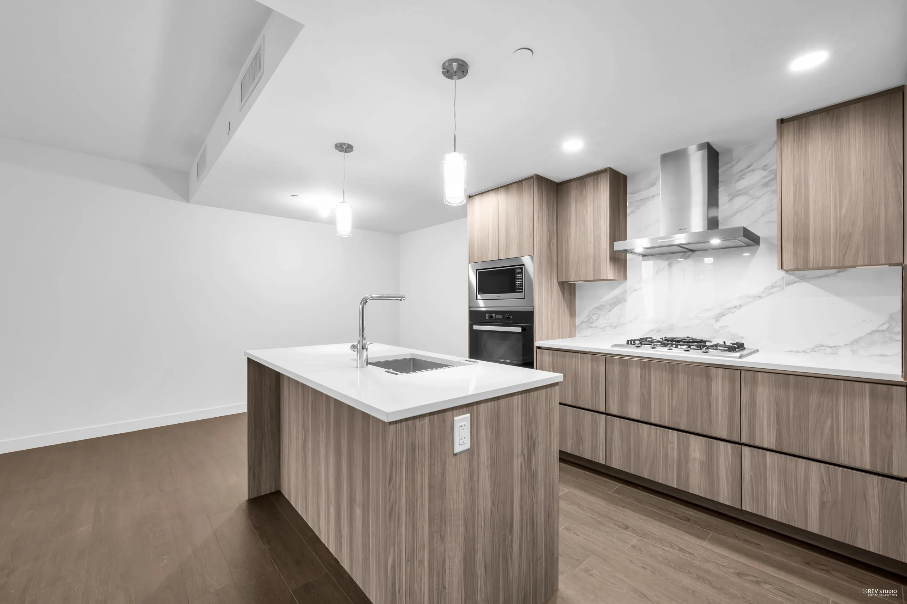 416 8611 Hazelbridge Way
