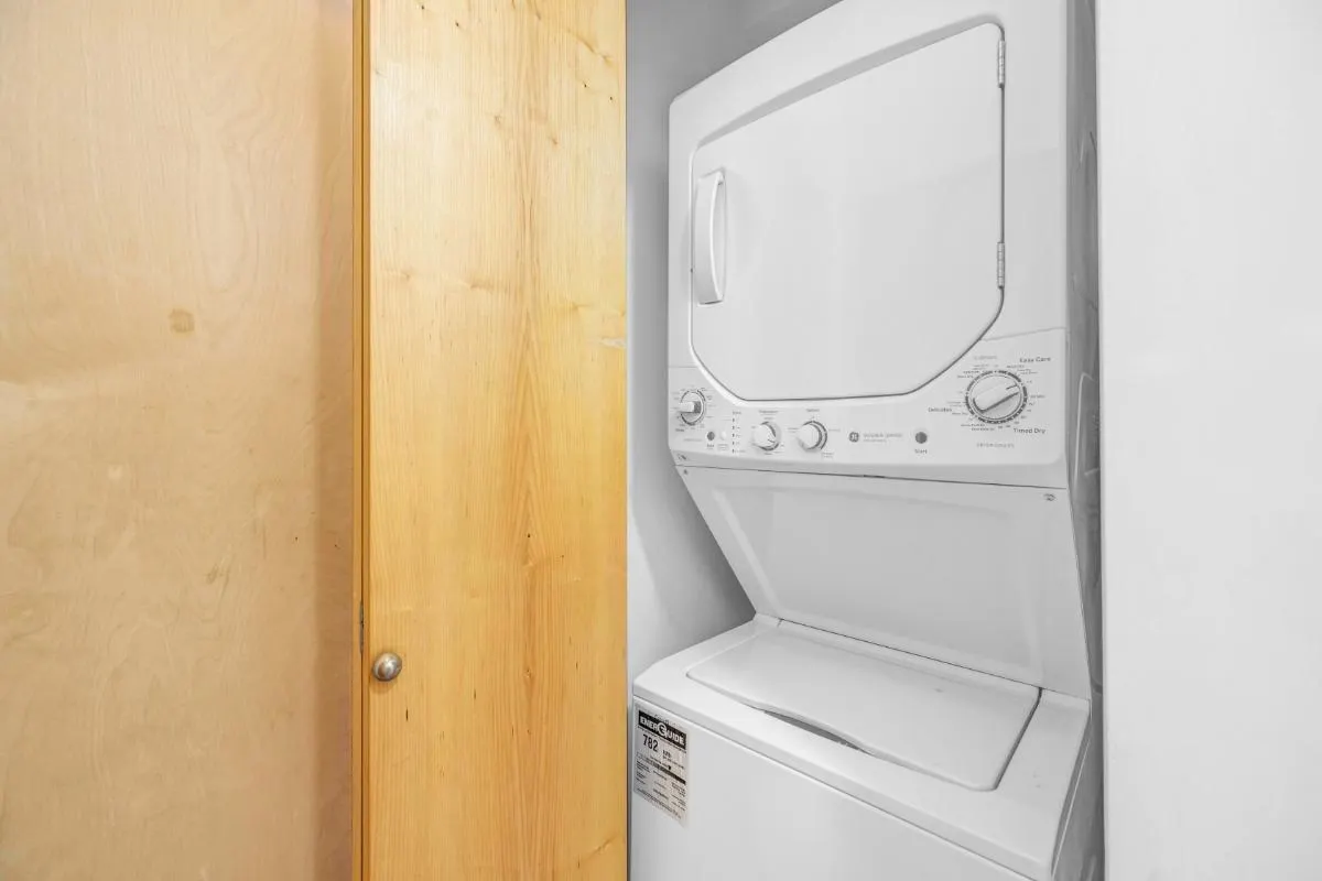 209 2228 Marstrand Avenue