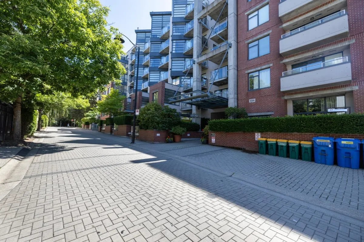 209 2228 Marstrand Avenue