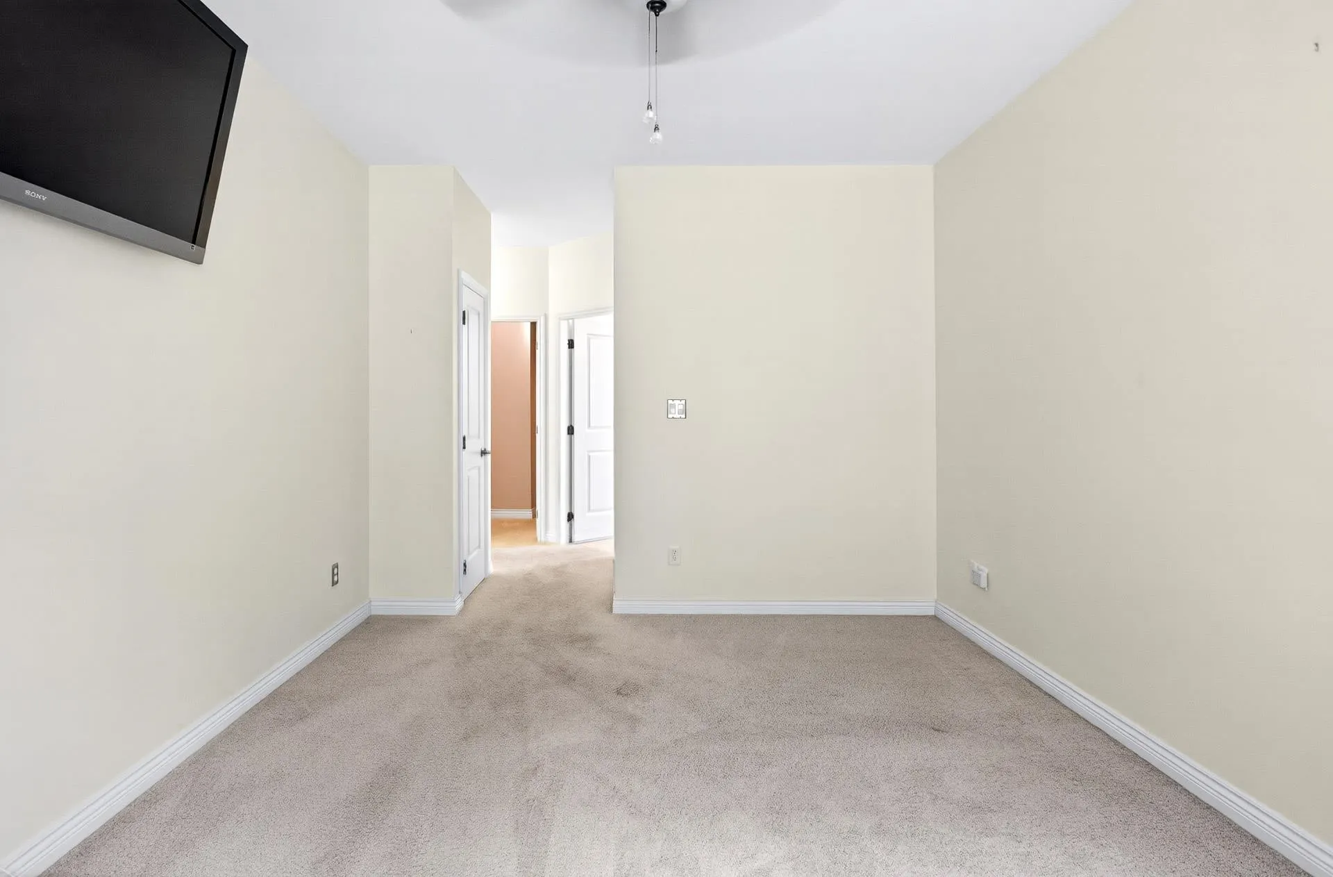 6000 Hunter Creek Crescent