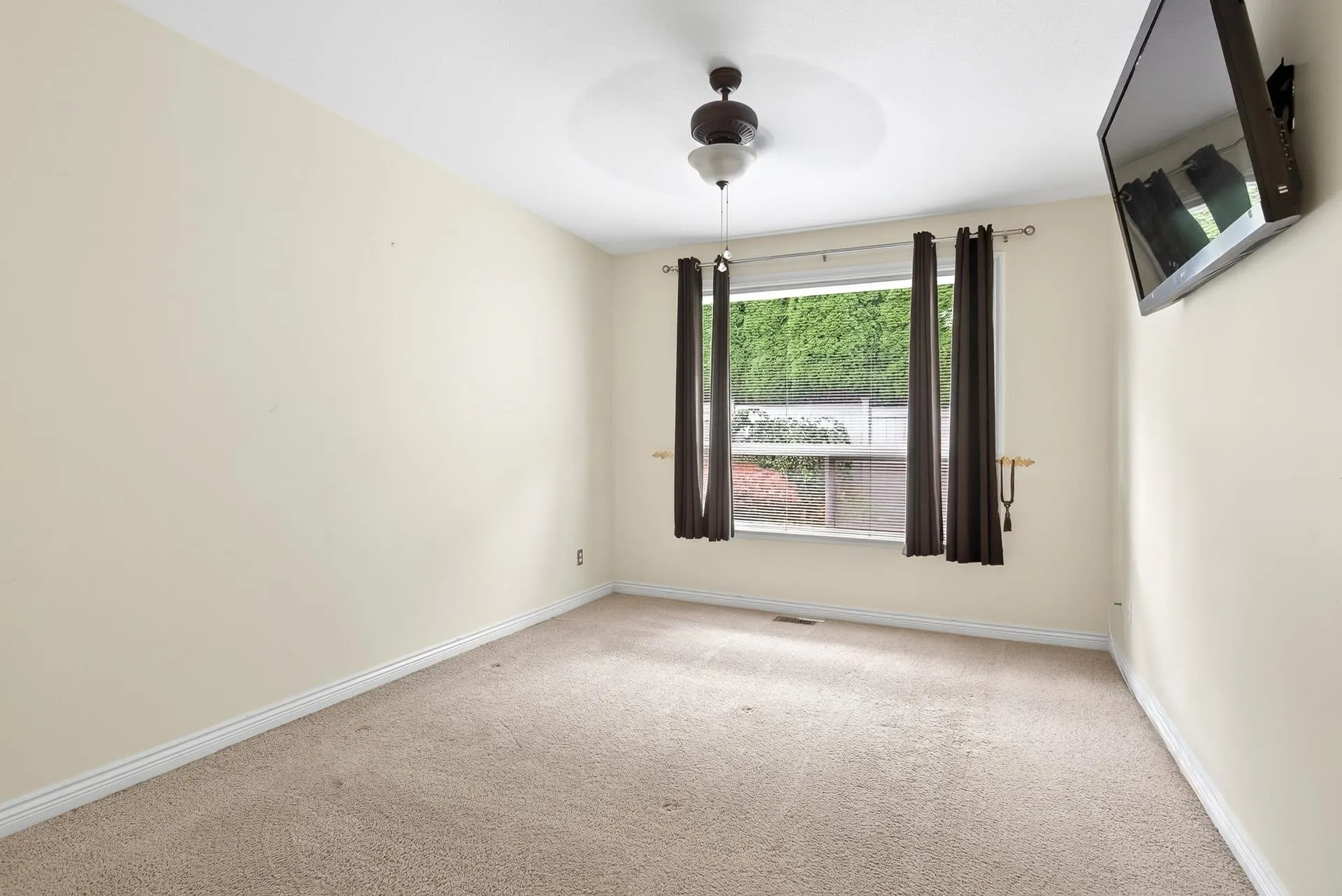 6000 Hunter Creek Crescent