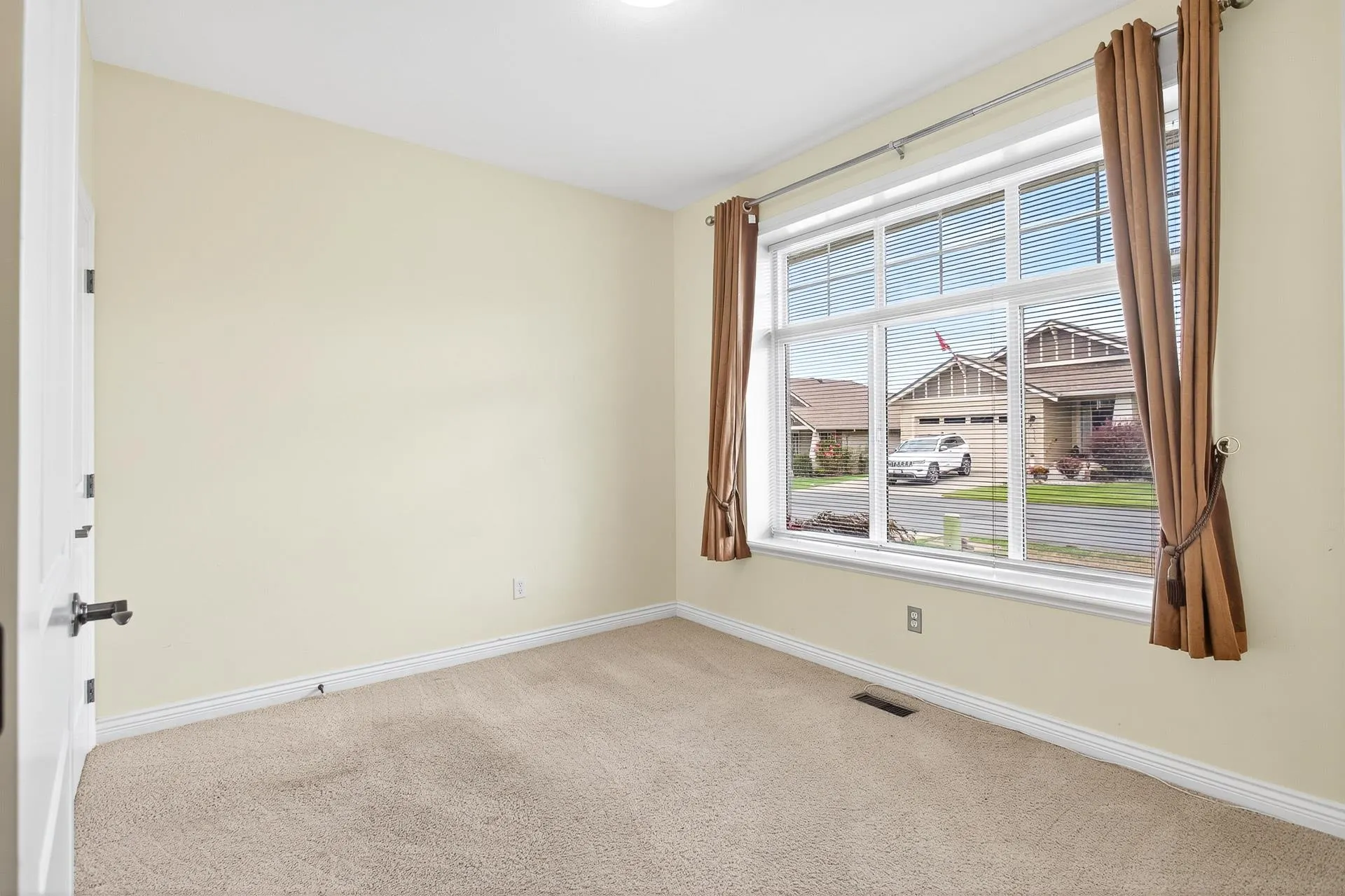 6000 Hunter Creek Crescent