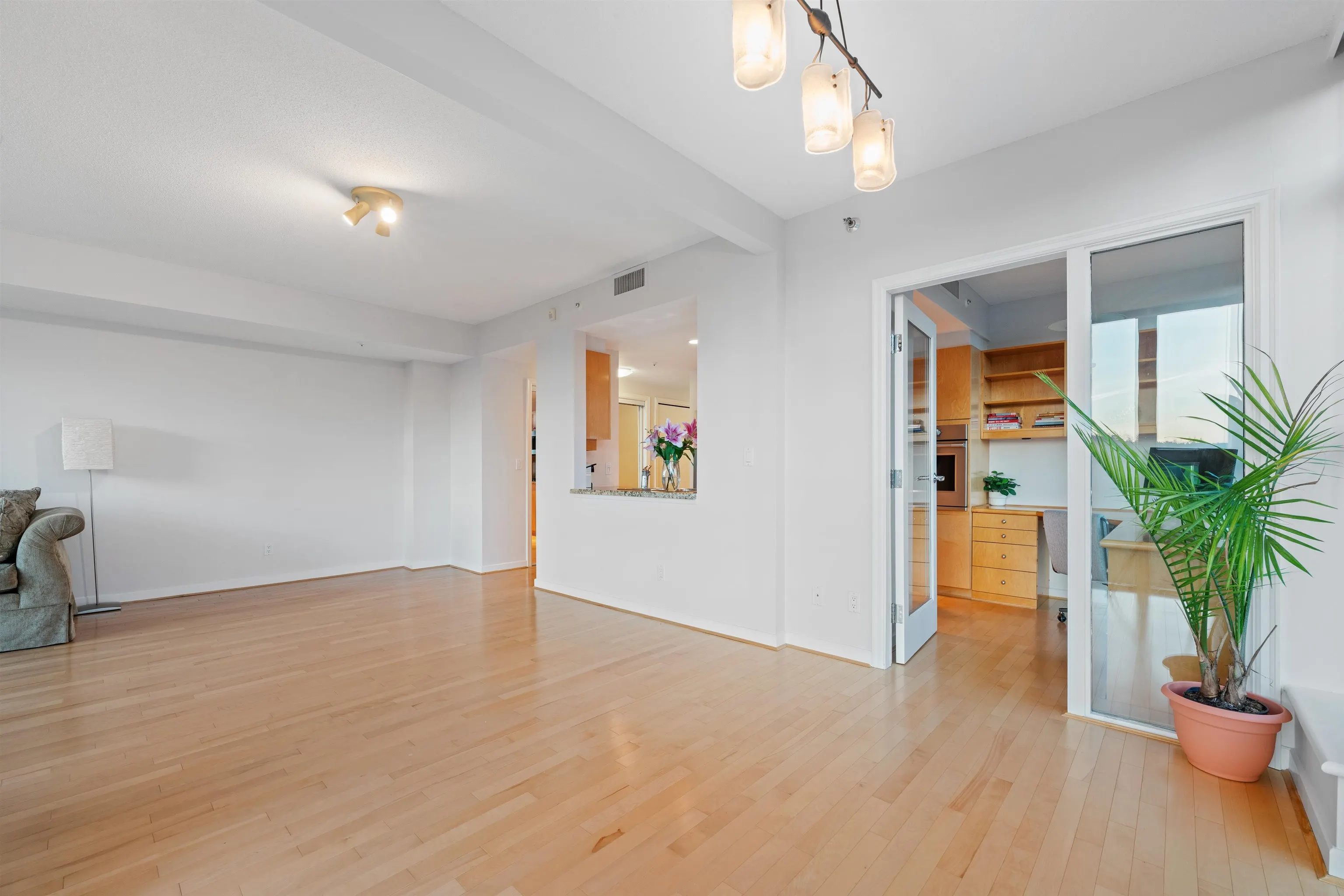 504 1790 Bayshore Drive