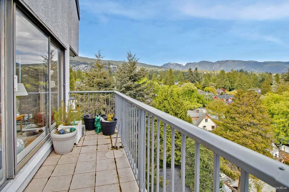 903 1745 Esquimalt Avenue