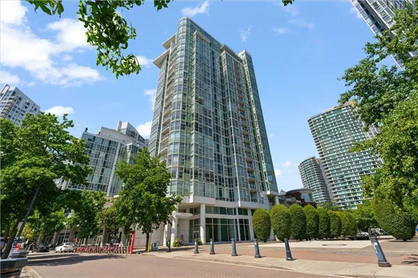 1903 1077 Marinaside Crescent