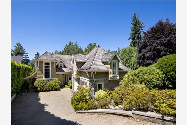 6154 Gleneagles Drive