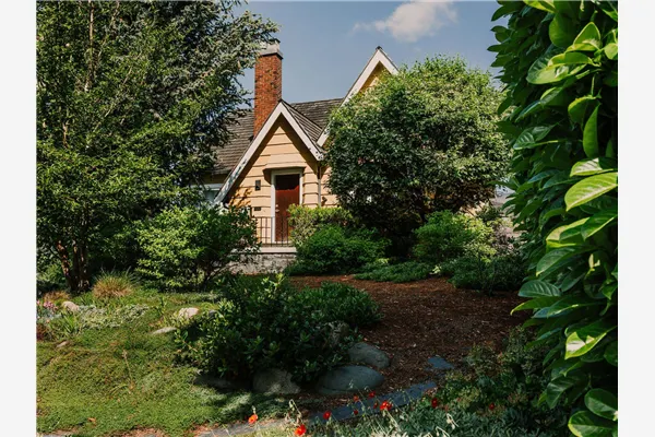 1833 Edinburgh Street