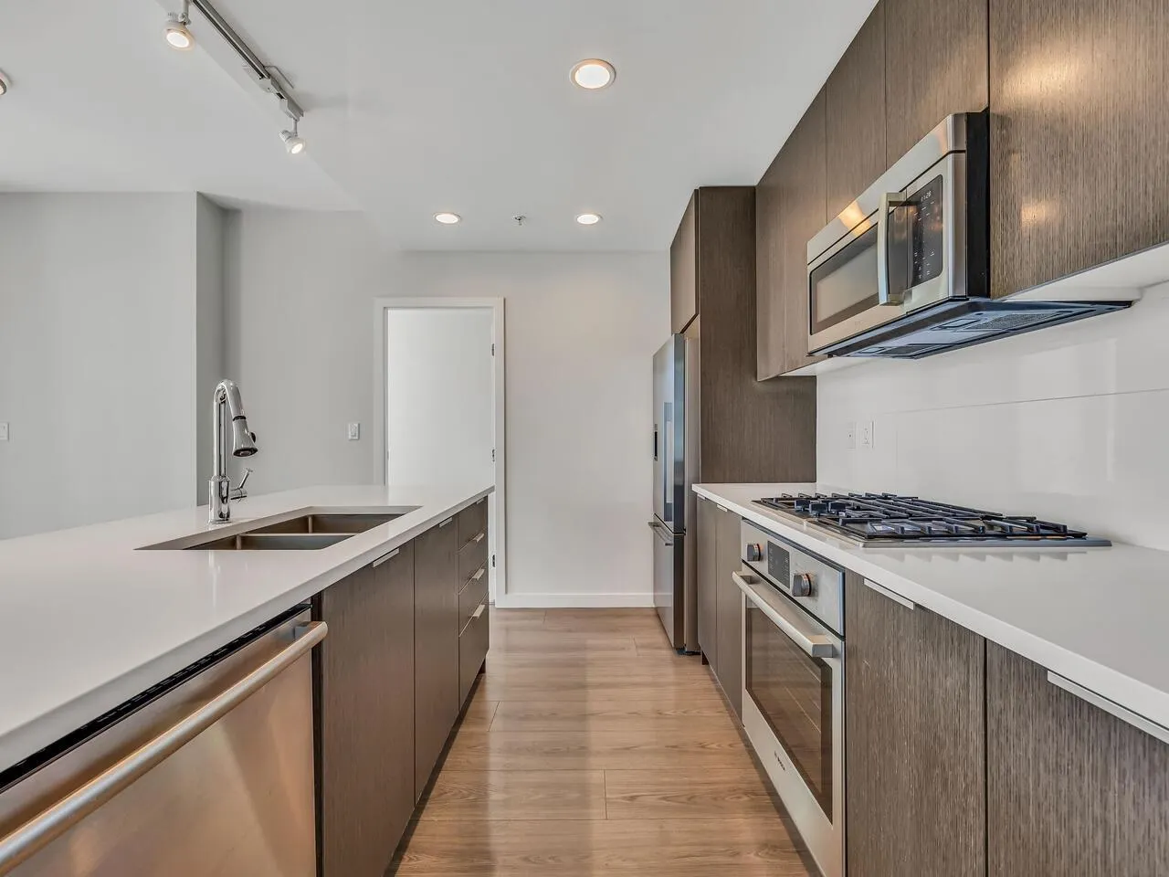 816 8688 Hazelbridge Way