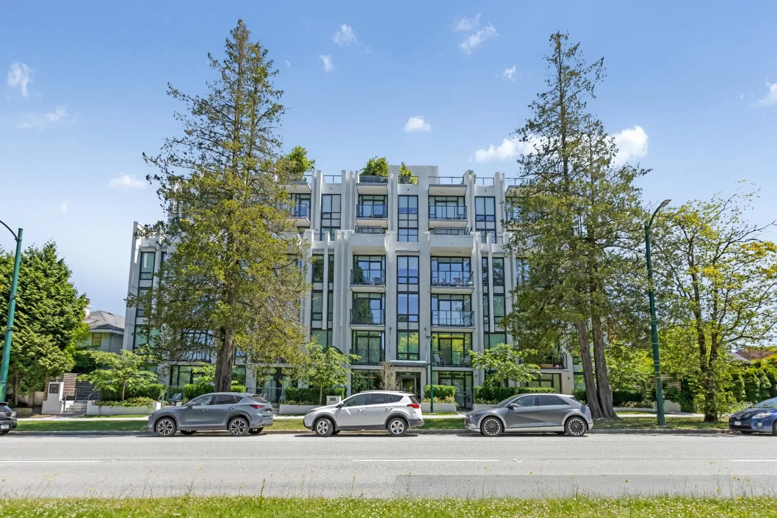 302 4240 Cambie Street