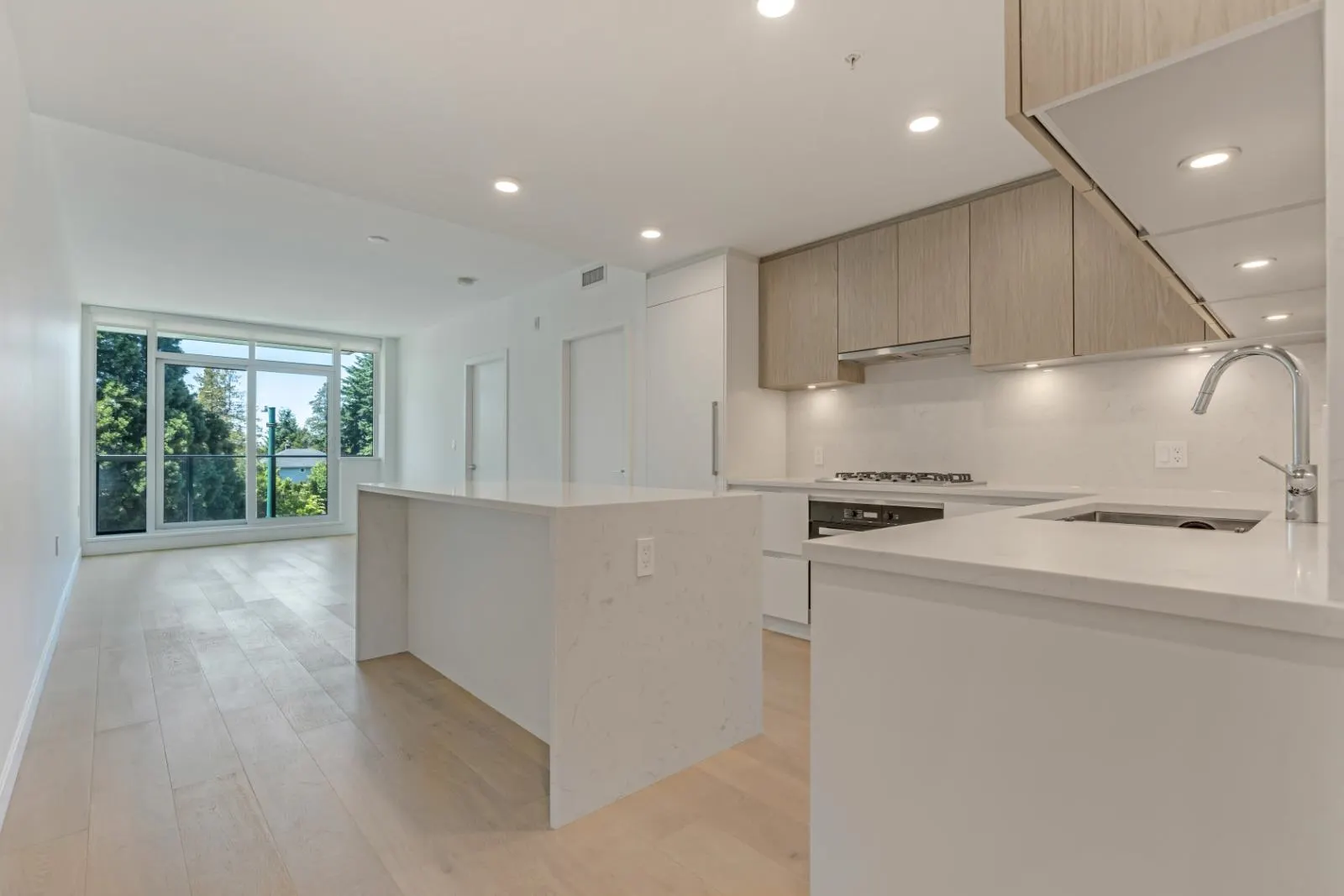 302 4240 Cambie Street