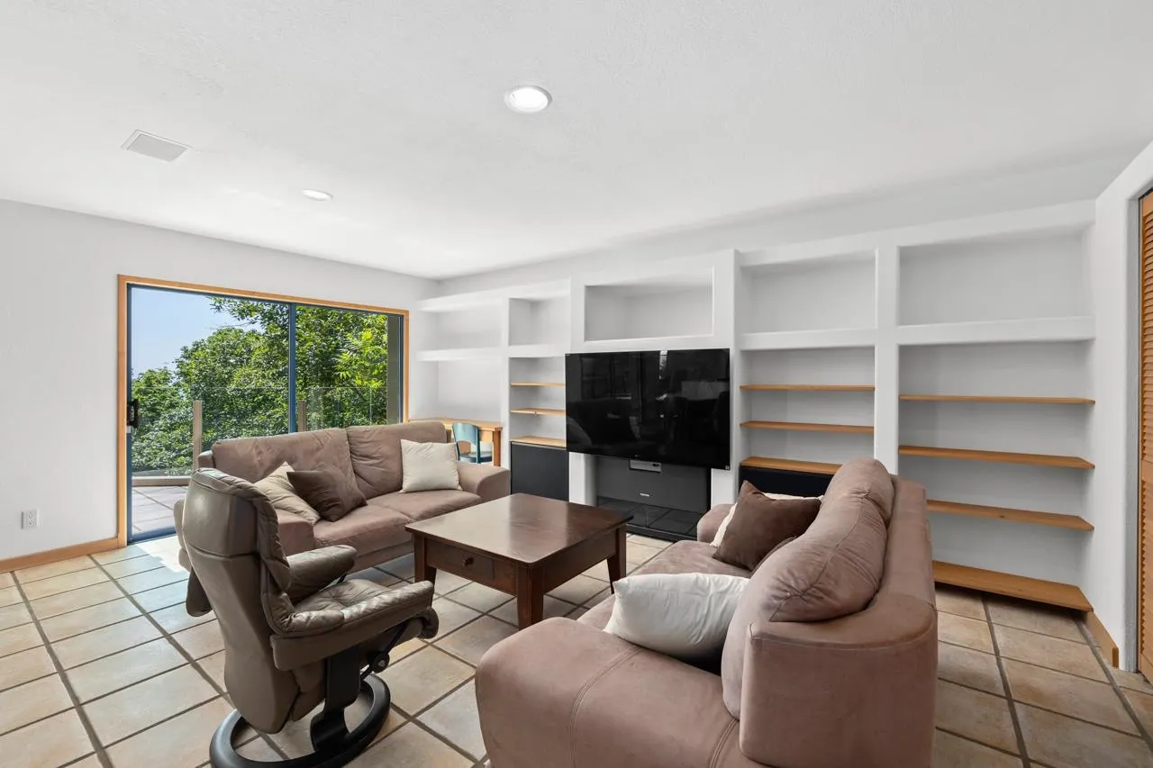 13102 13 Avenue