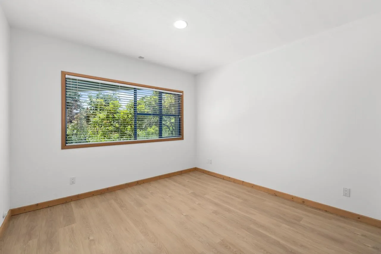 13102 13 Avenue