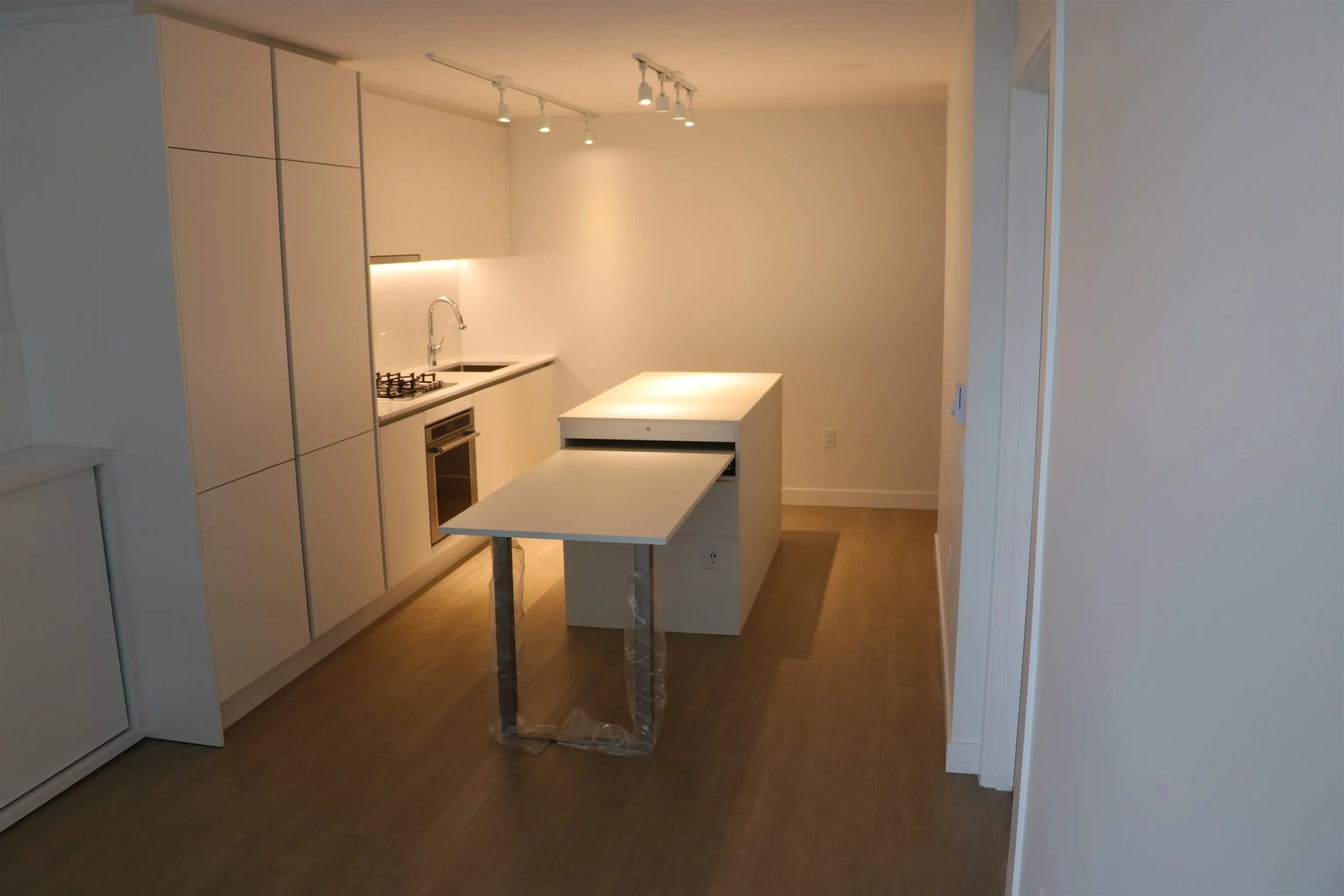 1808 908 Quayside Drive