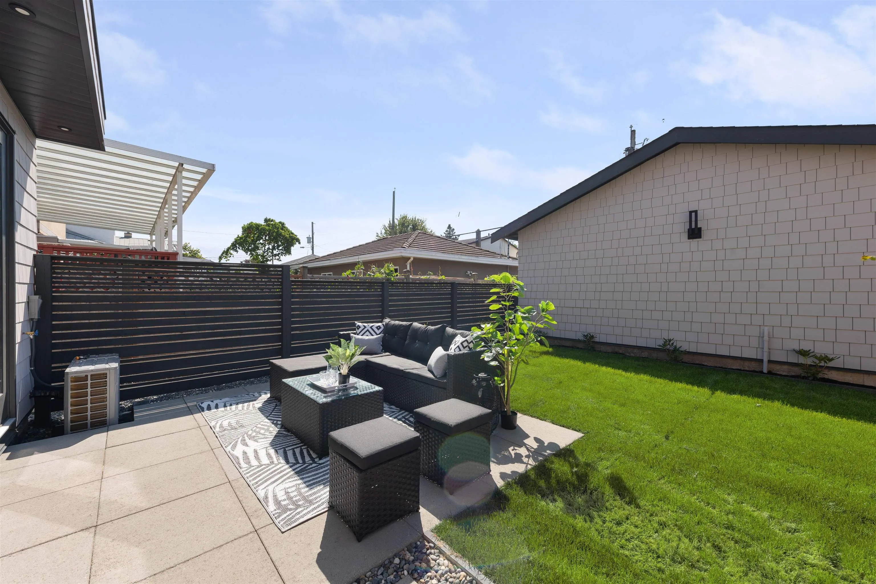 2 2750 W 19th Avenue