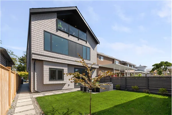 2 2750 W 19th Avenue