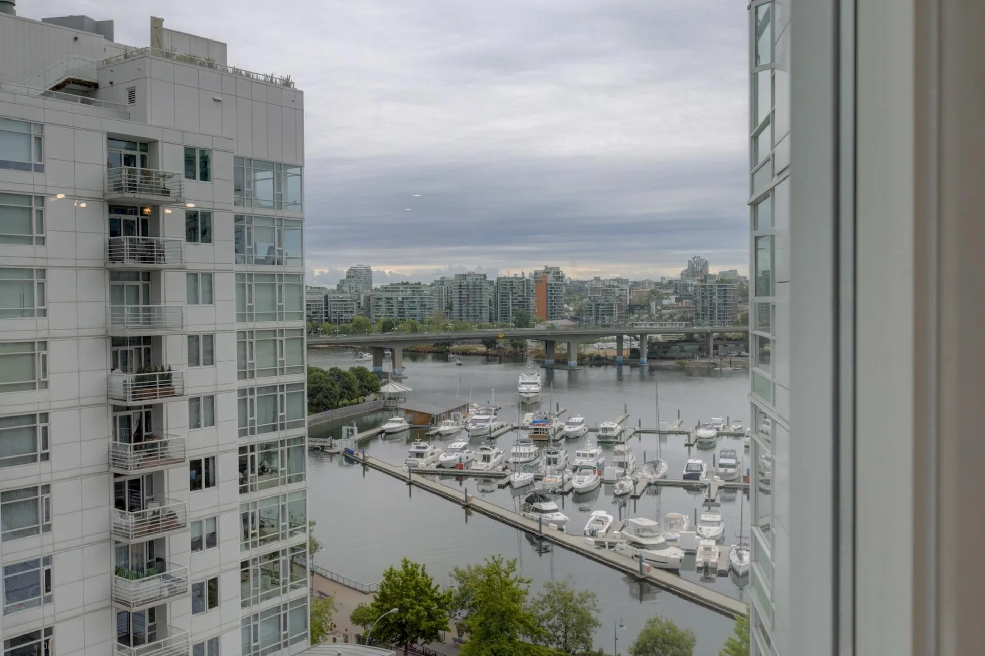 1205 1199 Marinaside Crescent