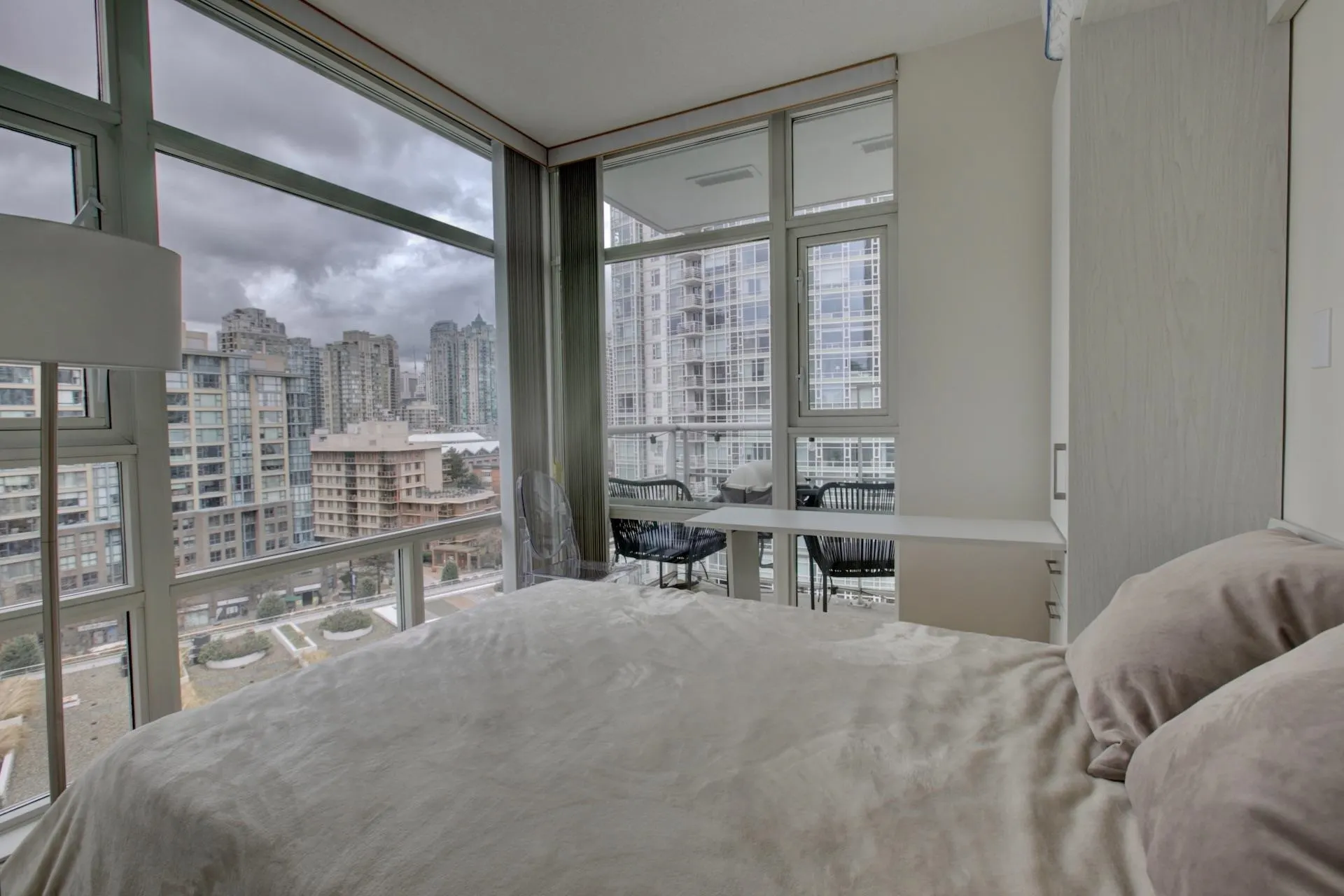 1205 1199 Marinaside Crescent
