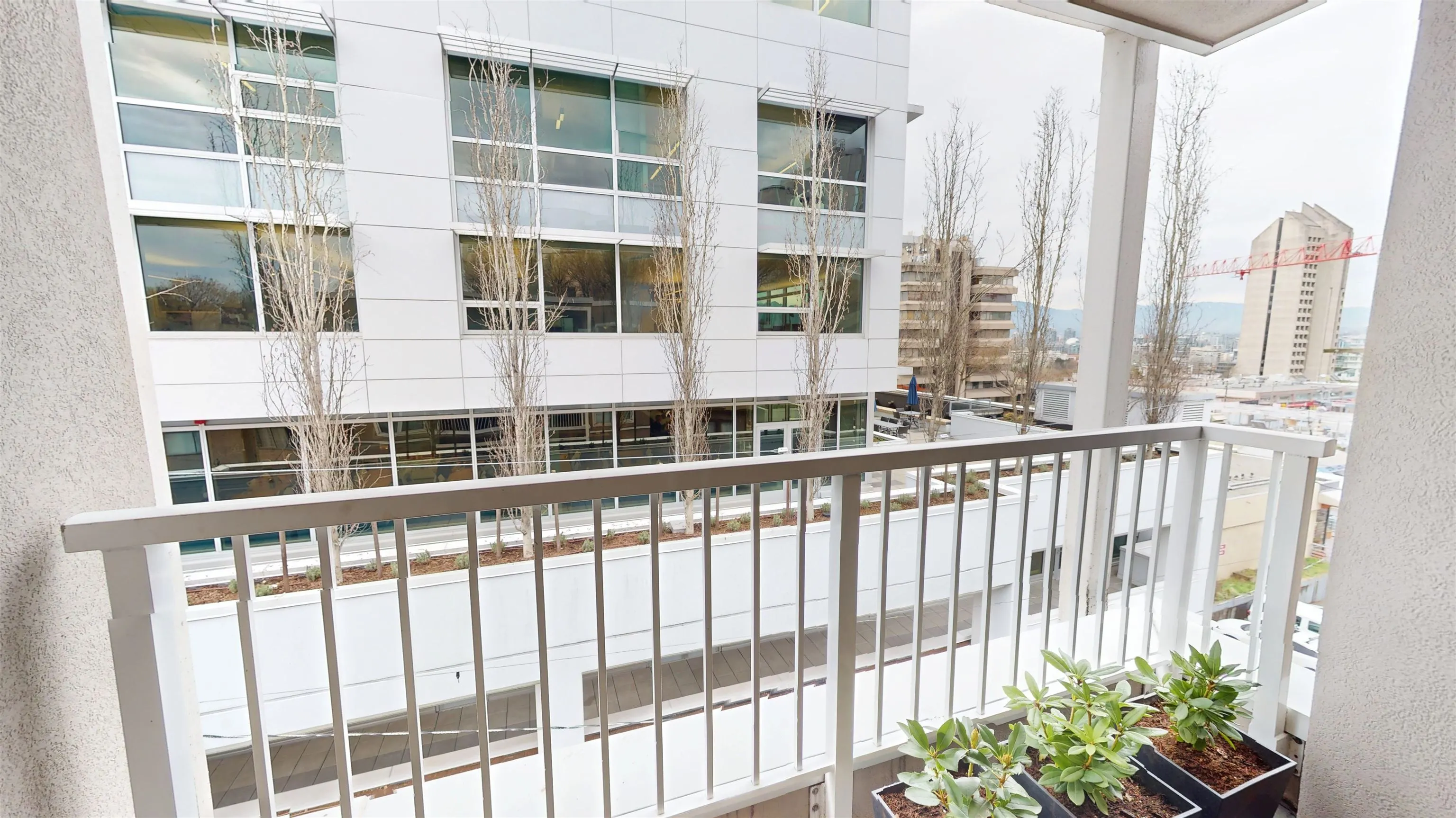 403 985 W 10th Avenue