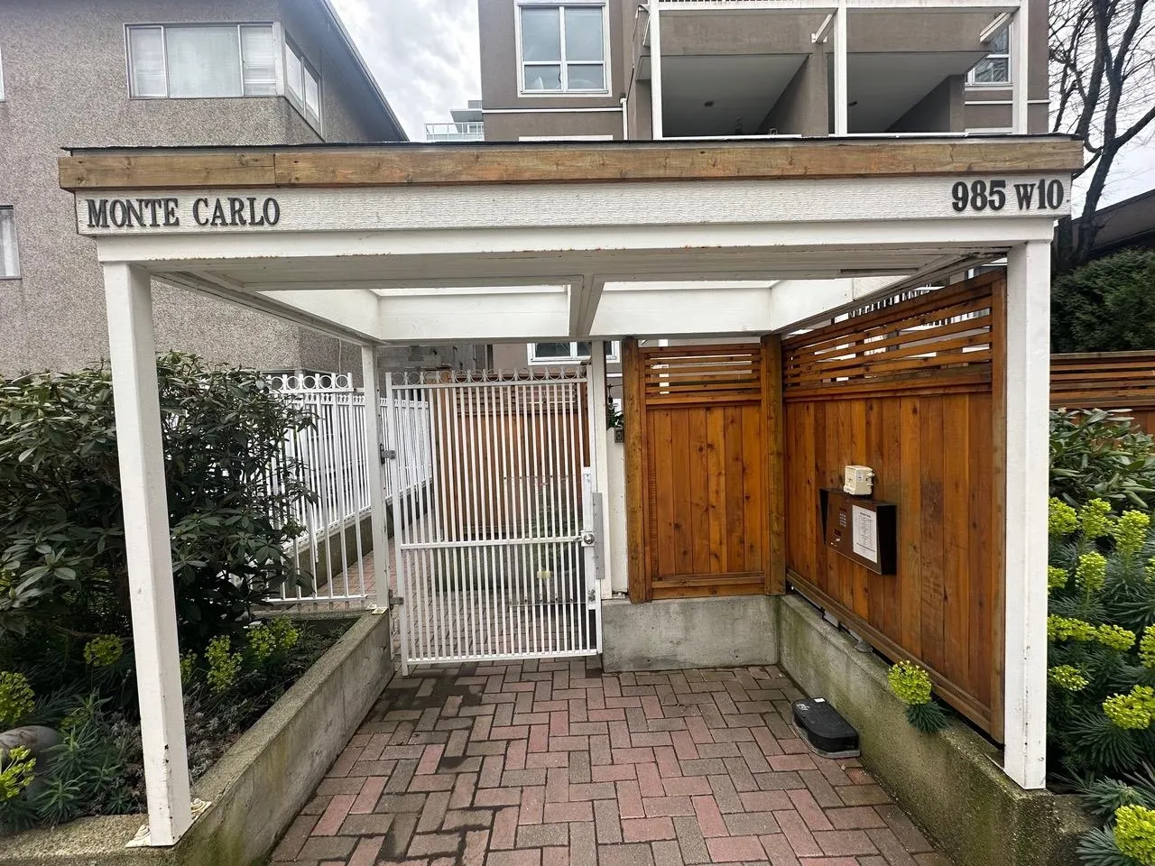 403 985 W 10th Avenue