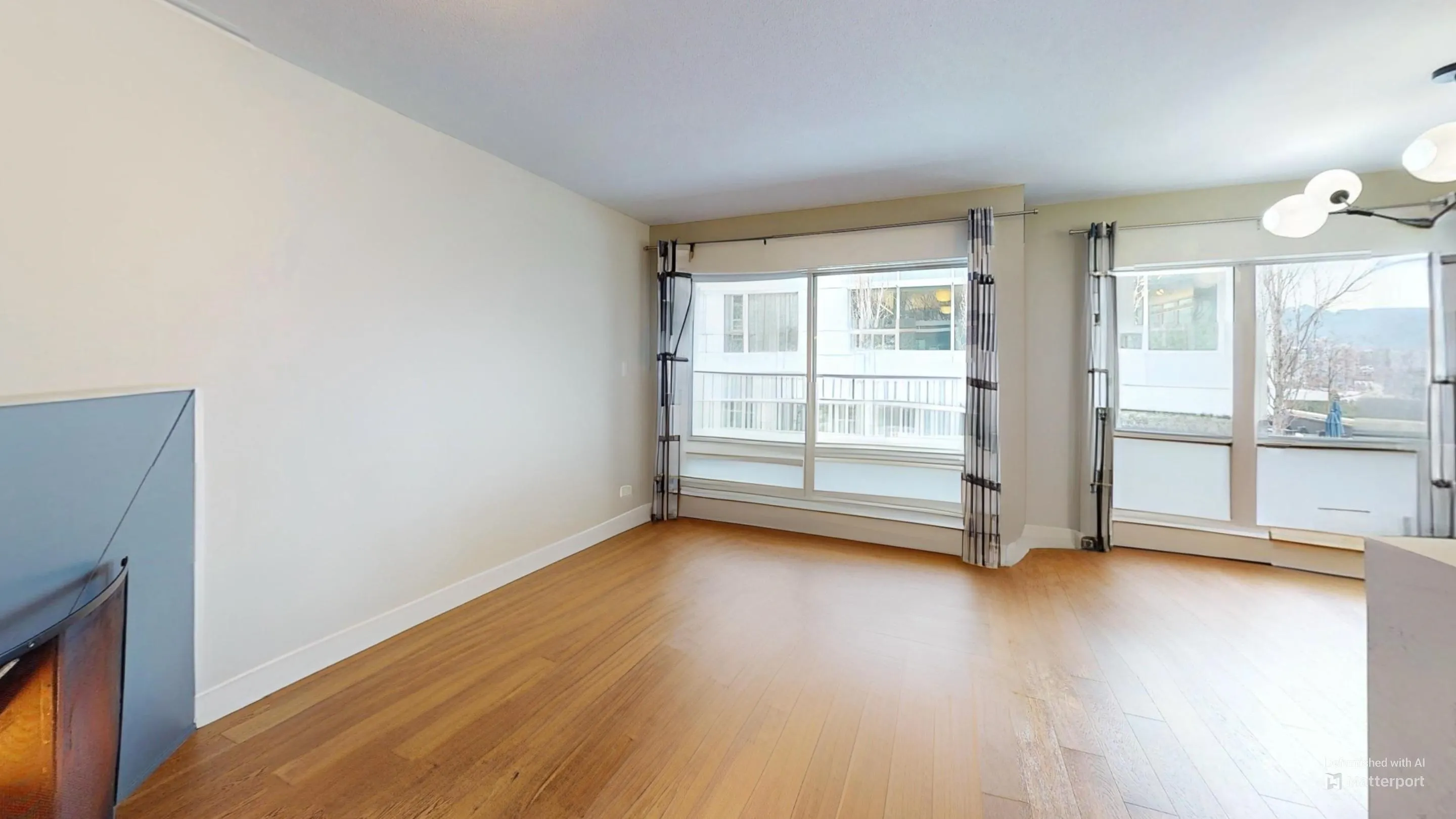 403 985 W 10th Avenue