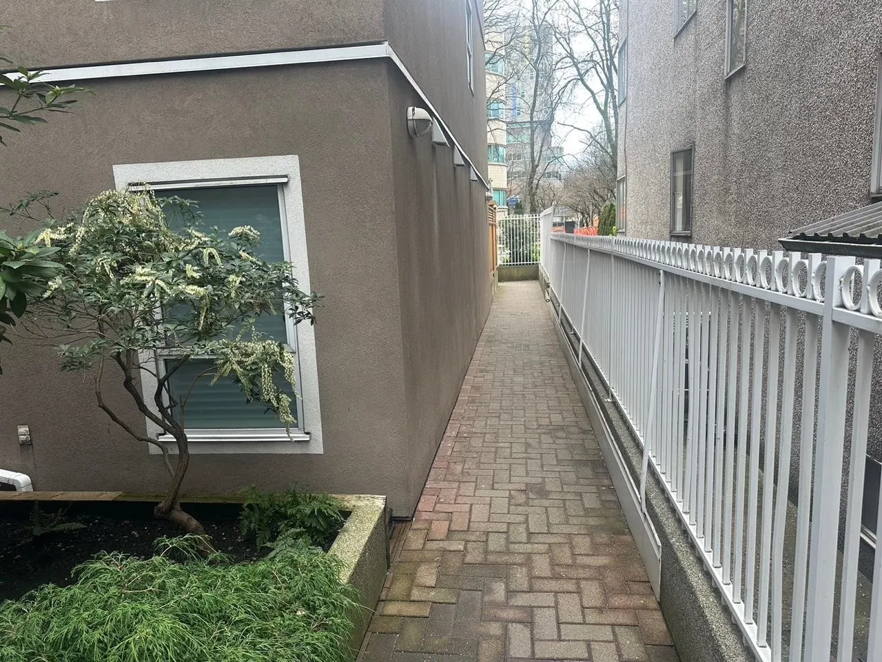 403 985 W 10th Avenue