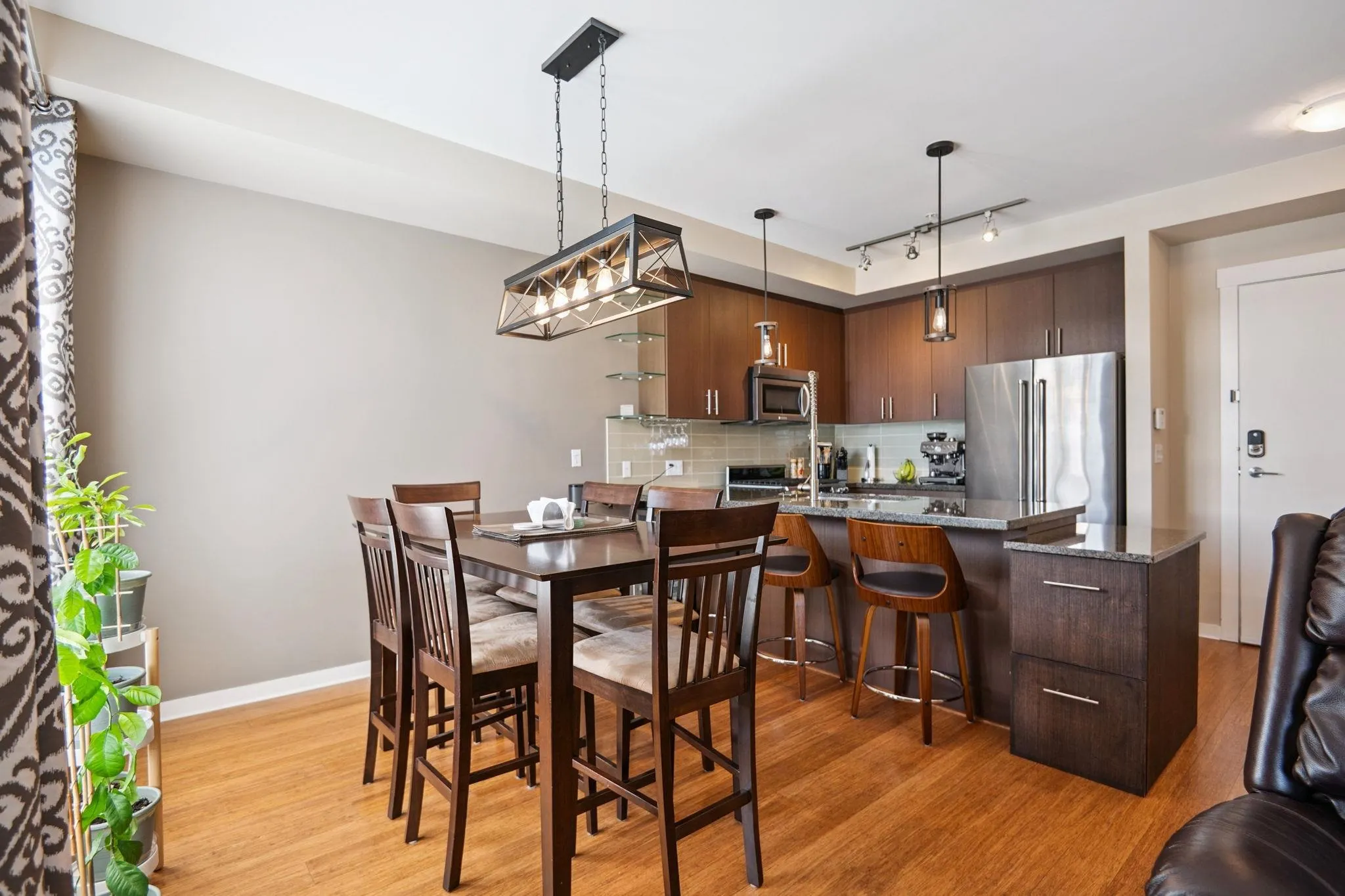 303 6077 London Road