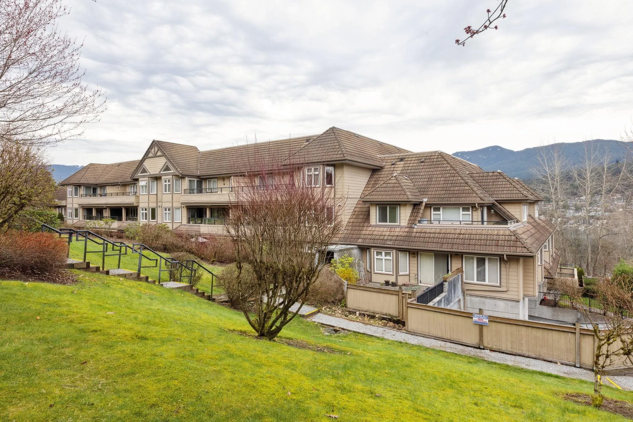 310 160 Shoreline Circle