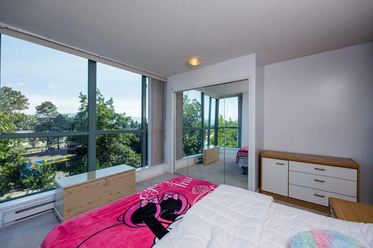 806 6611 Southoaks Crescent