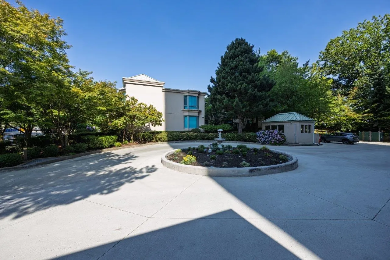 806 6611 Southoaks Crescent