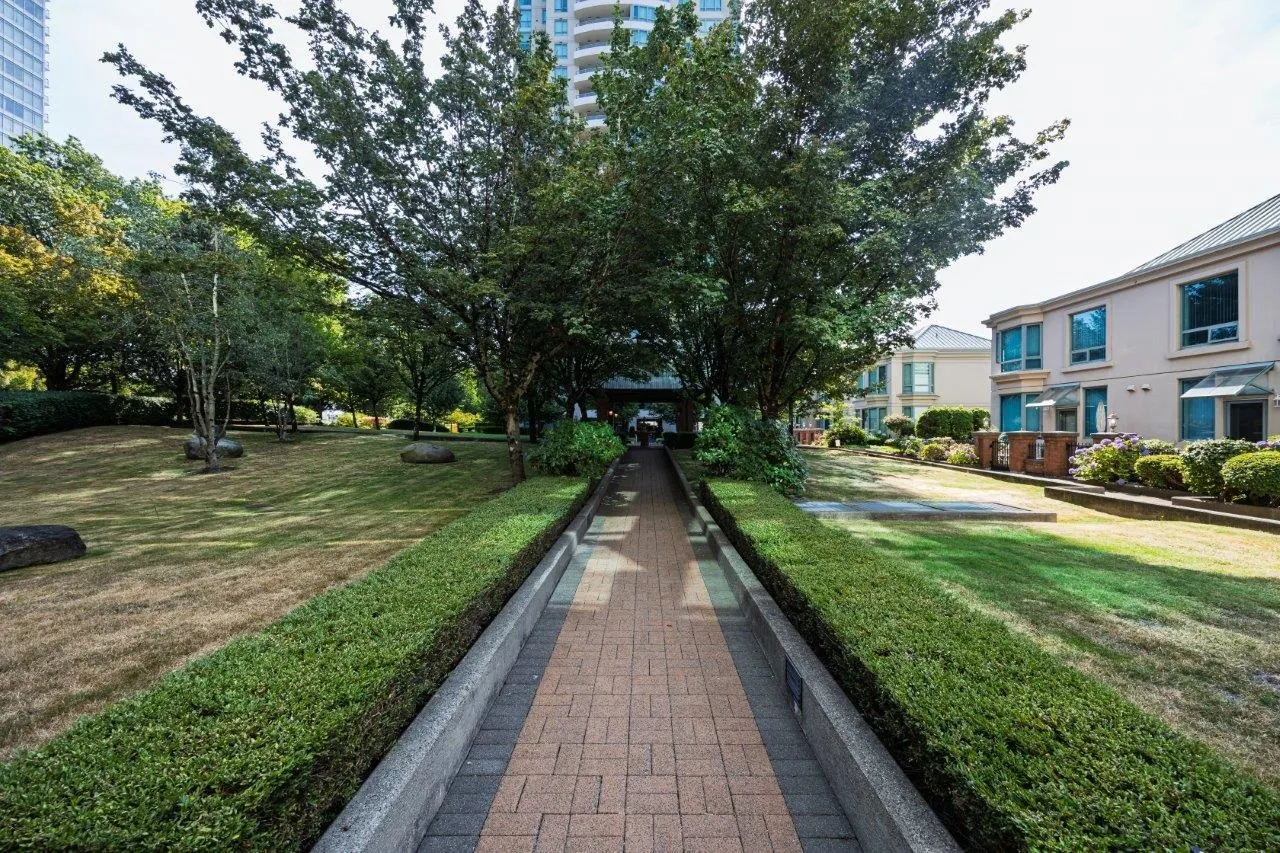 806 6611 Southoaks Crescent