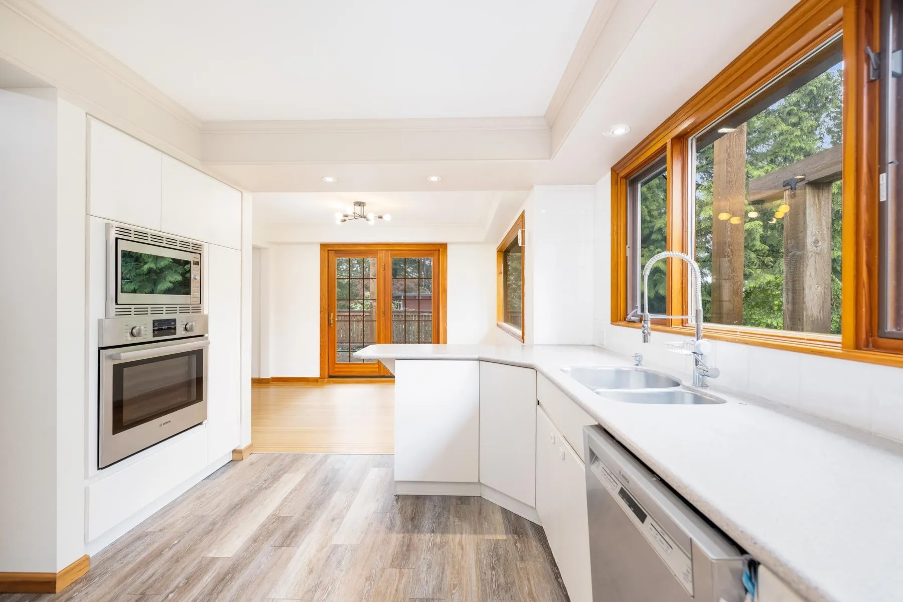 1561 Merlynn Crescent