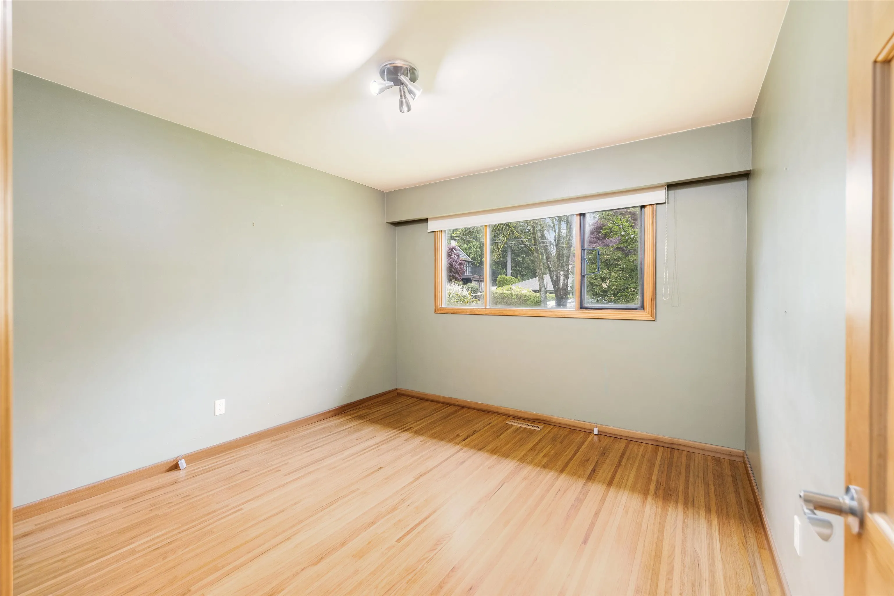 1561 Merlynn Crescent