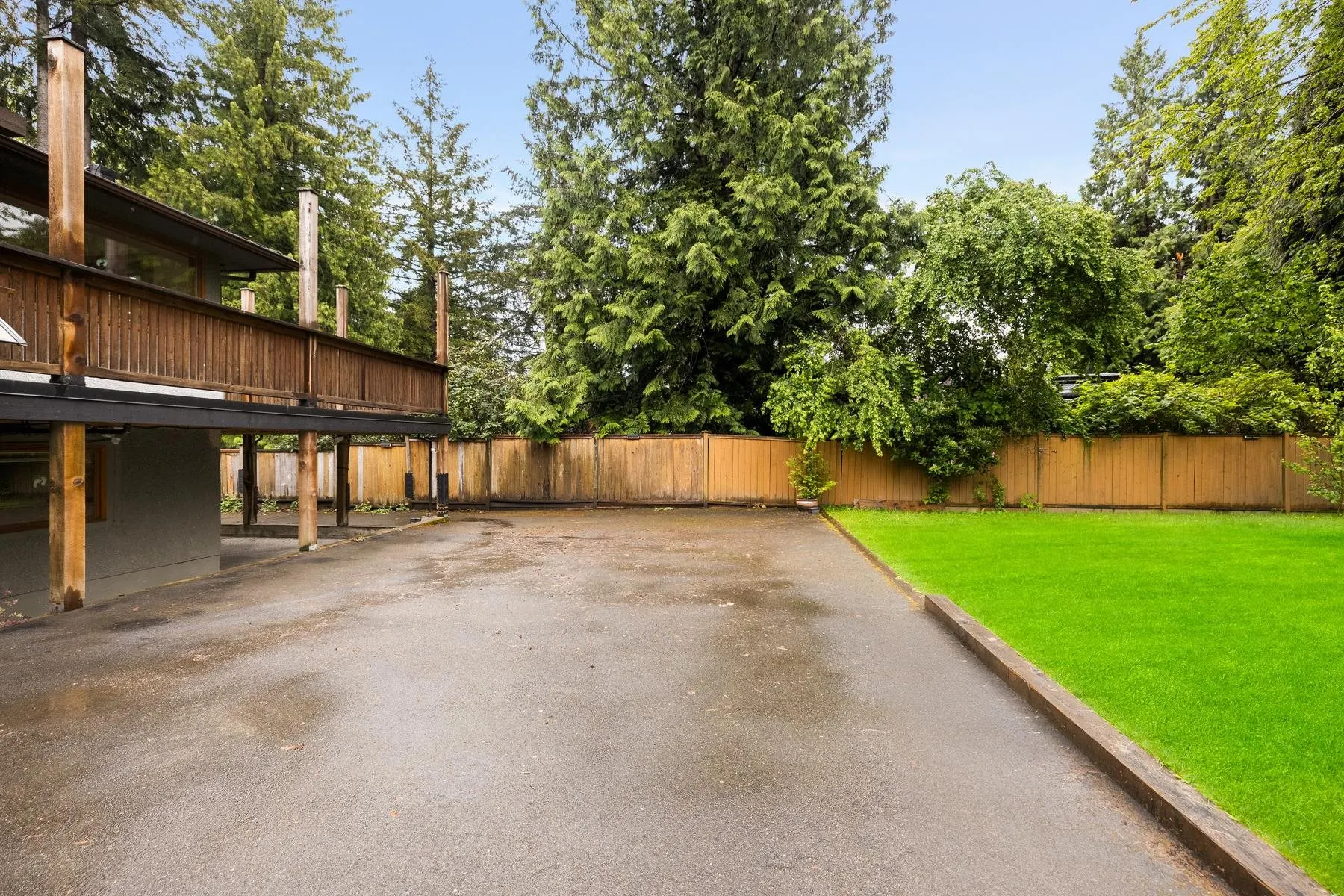 1561 Merlynn Crescent