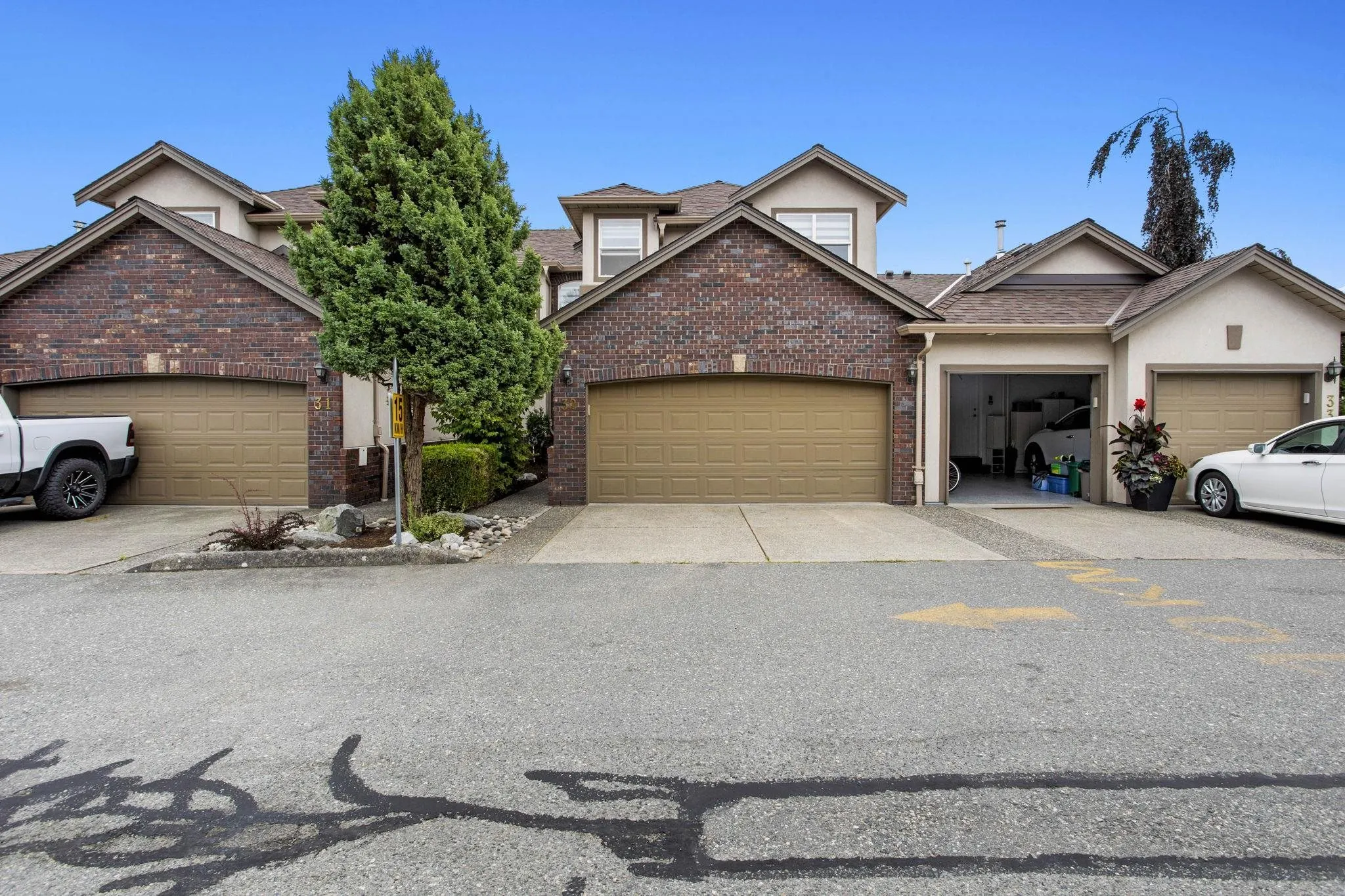 32 2525 Yale Court