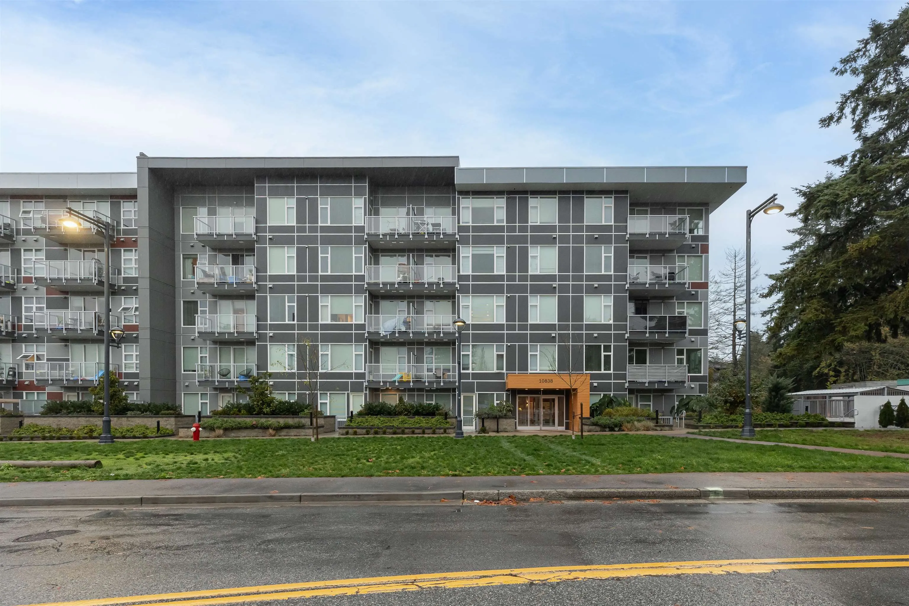 406 10838 Whalley Boulevard